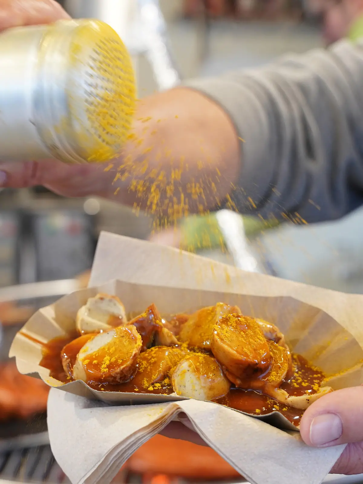 Beim Festival der Currywurst werden an mehr als zwei Dutzend Ständen Würste gegrillt. Für viele Bürger in Deutschland besitzt die Currywurst Kultstatus.