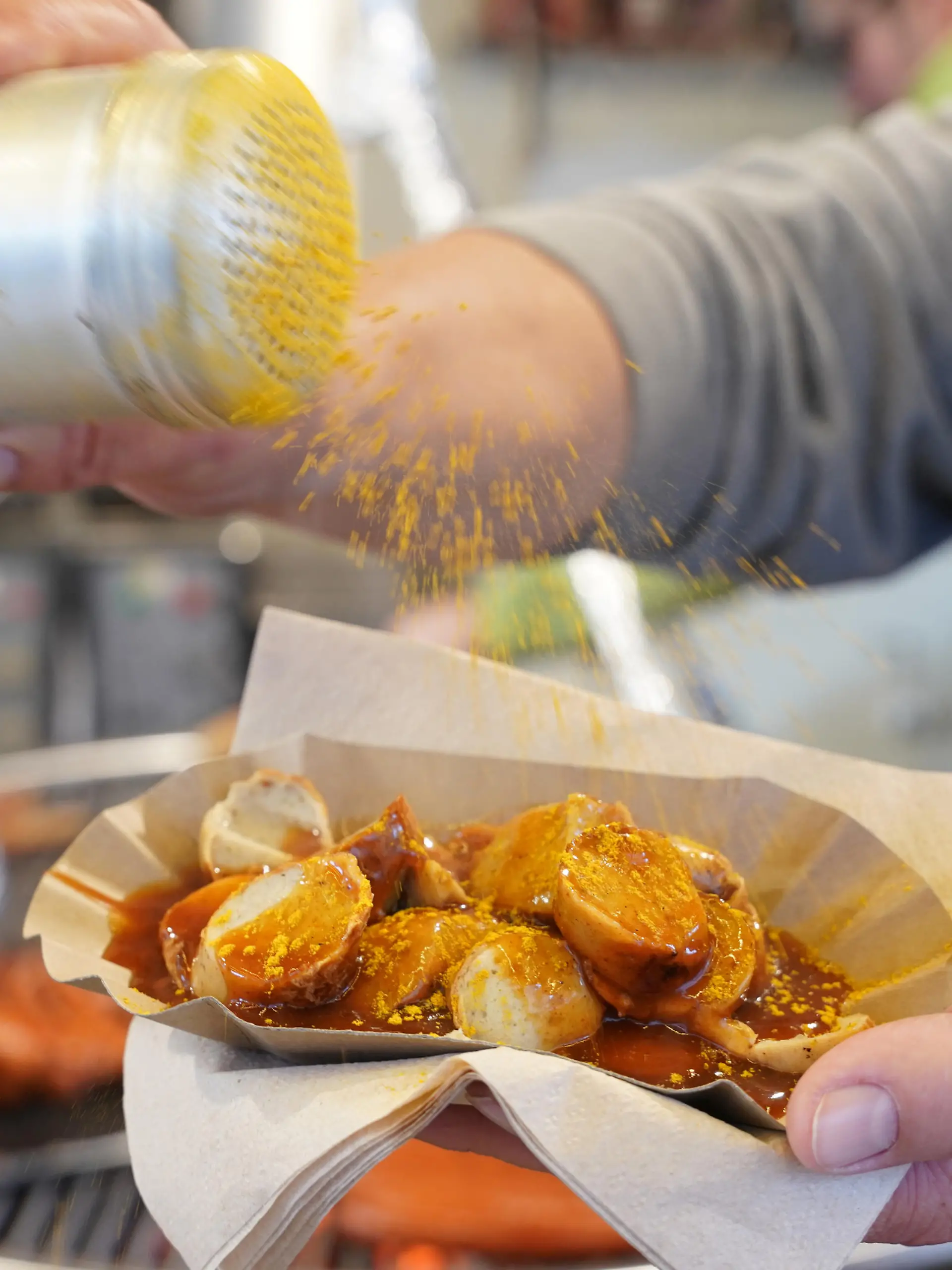 Beim Festival der Currywurst werden an mehr als zwei Dutzend Ständen Würste gegrillt. Für viele Bürger in Deutschland besitzt die Currywurst Kultstatus.