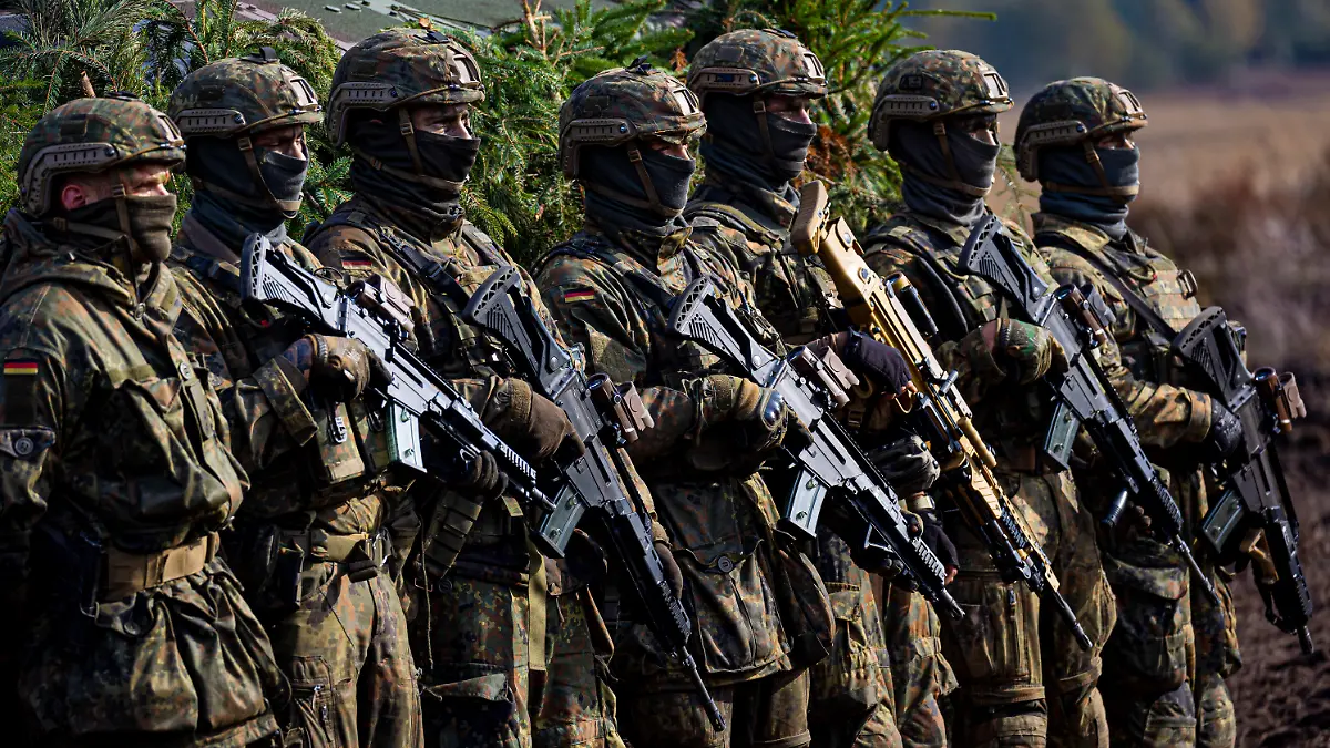 ARCHIV - 17.10.2022, Niedersachsen, Ostenholz: Soldaten der Bundeswehr nehmen an der Ausbildungs- und Lehrübung des Heeres teil. (zu dpa "Bundesfinanzministerium lässt Lambrecht mit Geldforderung abblitzen") Foto: Moritz Frankenberg/dpa +++ dpa-Bildfunk +++