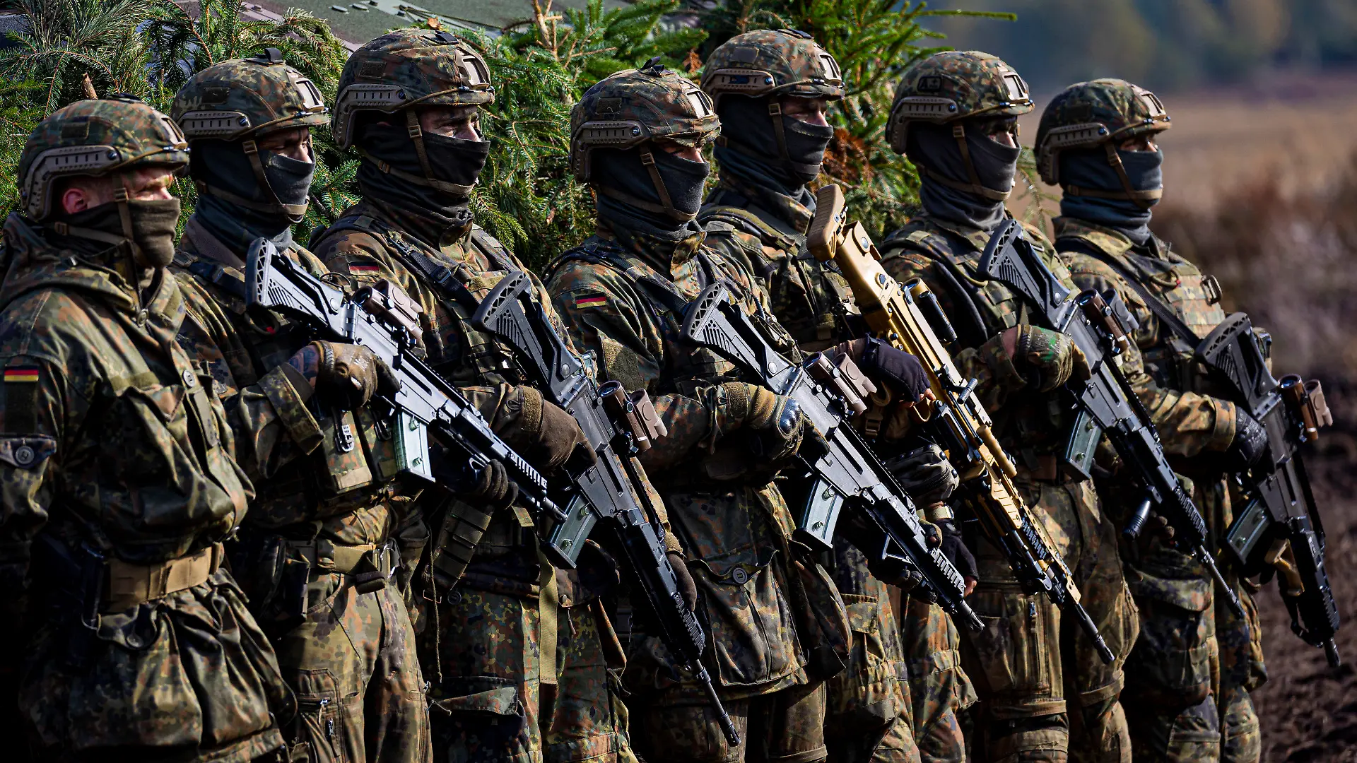 ARCHIV - 17.10.2022, Niedersachsen, Ostenholz: Soldaten der Bundeswehr nehmen an der Ausbildungs- und Lehrübung des Heeres teil. (zu dpa "Bundesfinanzministerium lässt Lambrecht mit Geldforderung abblitzen") Foto: Moritz Frankenberg/dpa +++ dpa-Bildfunk +++