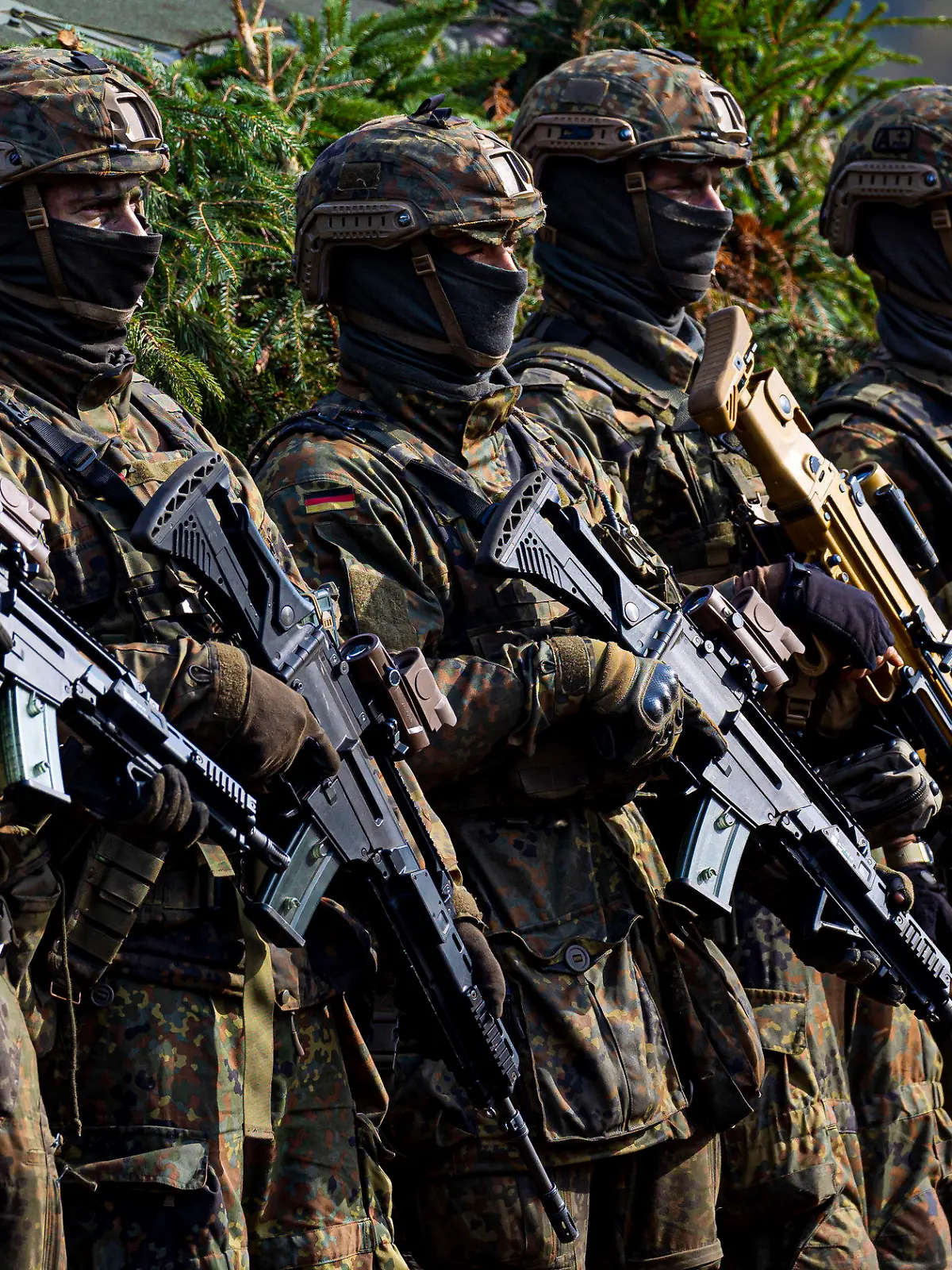 ARCHIV - 17.10.2022, Niedersachsen, Ostenholz: Soldaten der Bundeswehr nehmen an der Ausbildungs- und Lehrübung des Heeres teil. (zu dpa "Bundesfinanzministerium lässt Lambrecht mit Geldforderung abblitzen") Foto: Moritz Frankenberg/dpa +++ dpa-Bildfunk +++