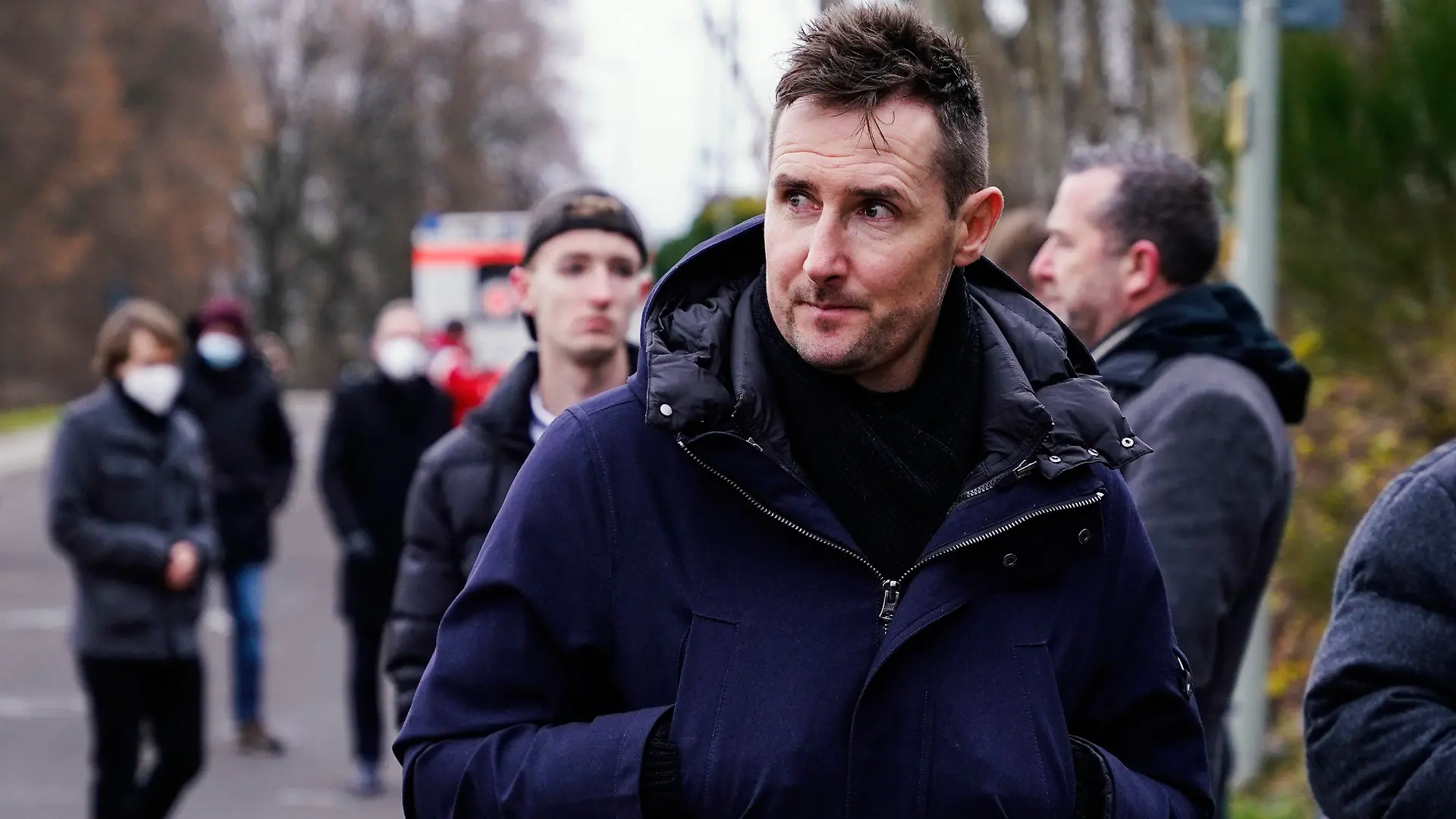 09.12.2021, Rheinland-Pfalz, Bruchmühlbach-Miesau: Fußball: Beerdigung von Fußball-Idol Horst Eckel. Miroslav Klose, ehemaliger Fussballspieler, kommt zur Trauerfeier. Eckel, Weltmeister von 1954, war am vergangenen Freitag gestorben. Foto: Uwe Anspach/dpa +++ dpa-Bildfunk +++