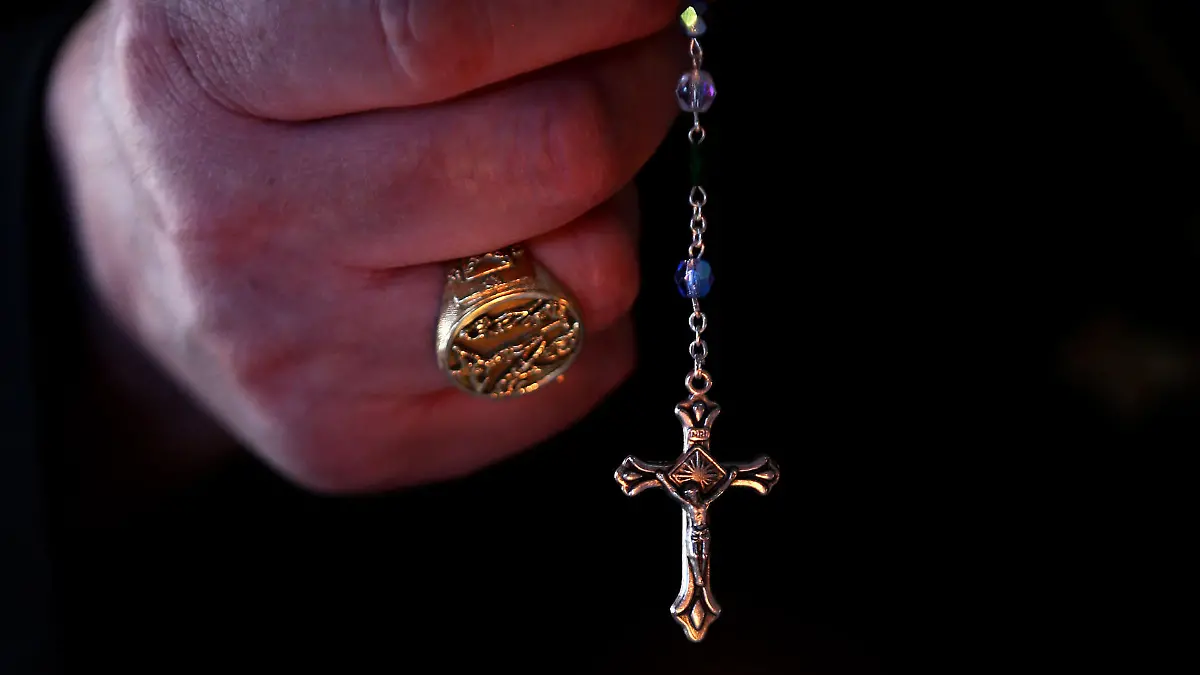 Spiritual beliefs in palliative care. Embargoed to 0001 Thursday March 2 File photo dated 30/04/13 of someone holding holds rosary beads. Health and care workers looking after dying people in their final days must do more to ask about spiritual beliefs, experts have said. Issue date: Thursday March 2, 2017. Spiritual wishes were only documented for one in seven people who died in hospitals in England who were able to communicate in their final days, a 2016 report found. See PA story HEALTH Dying. Photo credit should read: Andrew Milligan/PA Wire URN:30345258 |