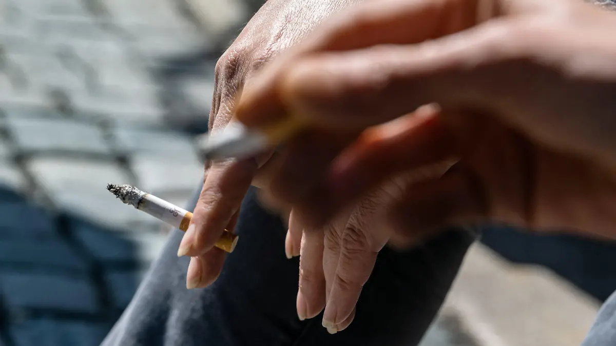 ARCHIV - 27.04.2021, Bayern, Amberg: Raucher halten brennende Zigaretten in der Hand. (zu dpa «Neuseeland will Zigarettenverkauf an kommende Generationen verbieten») Foto: Armin Weigel/dpa +++ dpa-Bildfunk +++