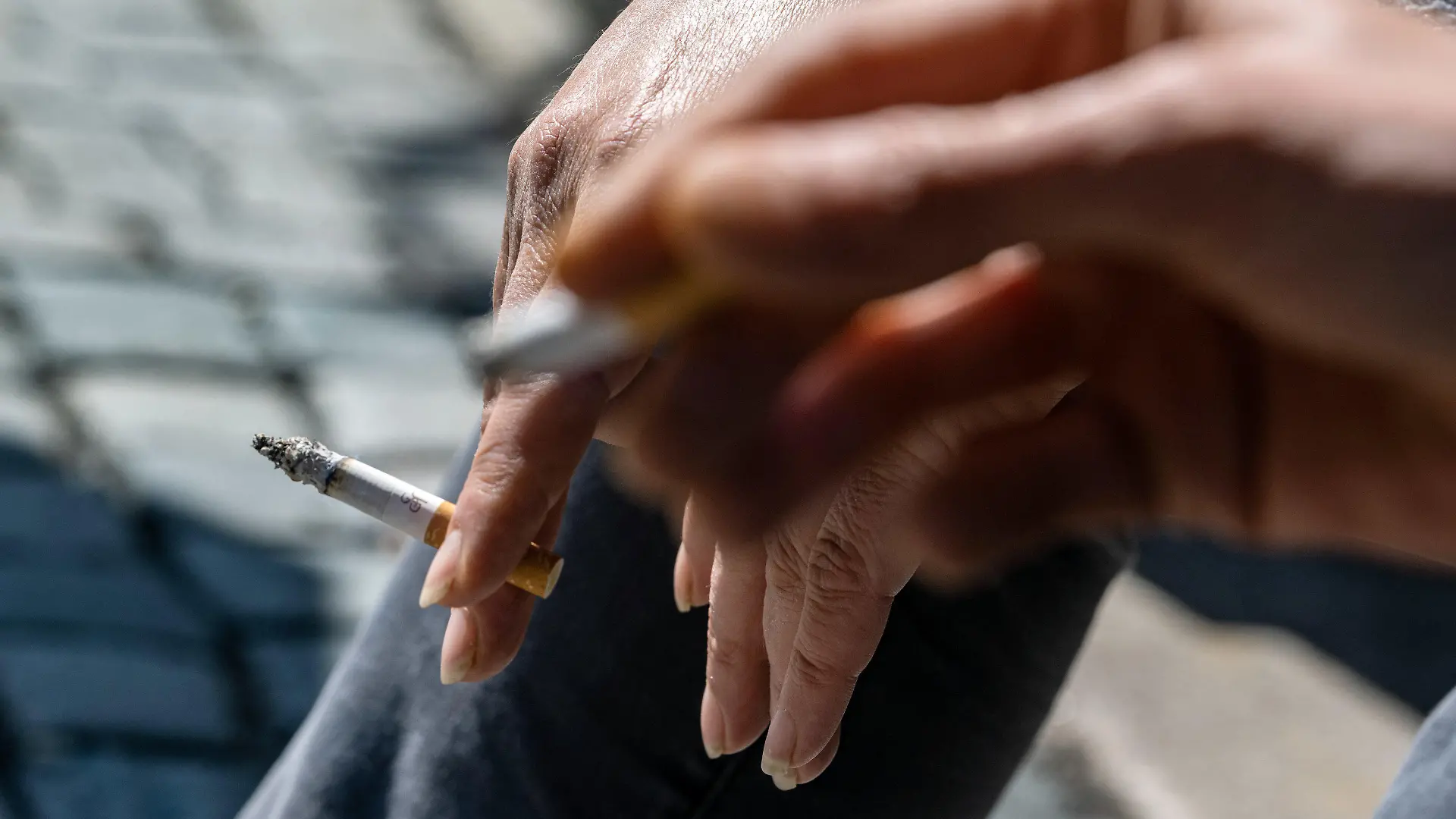 ARCHIV - 27.04.2021, Bayern, Amberg: Raucher halten brennende Zigaretten in der Hand. (zu dpa «Neuseeland will Zigarettenverkauf an kommende Generationen verbieten») Foto: Armin Weigel/dpa +++ dpa-Bildfunk +++