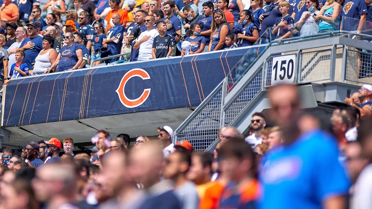CHICAGO, IL - AUGUST 21: A detail view of a Chicago Bears logo is seen on a banner during a preseason game between the Chicago Bears and the Buffalo Bills on August 21, 2021 at Soldier Field in Chicago, IL. Photo by Robin Alam/Icon Sportswire NFL, American Football Herren, USA AUG 21 Preseason - Bills at Bears Icon164210821791