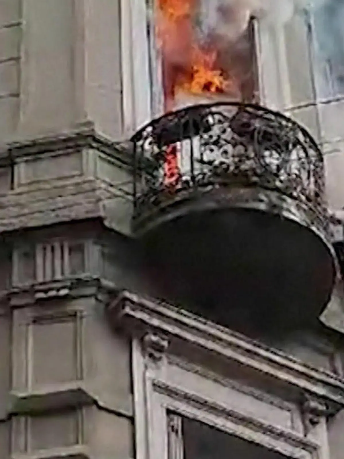 Während eines riesigen Feuers in einem Wohnhaus rettet sich diese 65 Jährige aus ihrem brennenden Apartment. Mit letzter Kraft versucht die Frau über ein Hochspannungskabel zu entkommen. Doch am Ende reist es und die Frau stürzt auf den Boden. Die Folge: Schädel-Hirn-Trauma! Hinzukommend: Verbrennungen an über 70 Prozent ihres Körpers. Doch die Frau überlebt. Die Feuerwehr konnte den Brand löschen. Die genaue Ursache für das Flammen-Destaster ist bisher unbekannt.