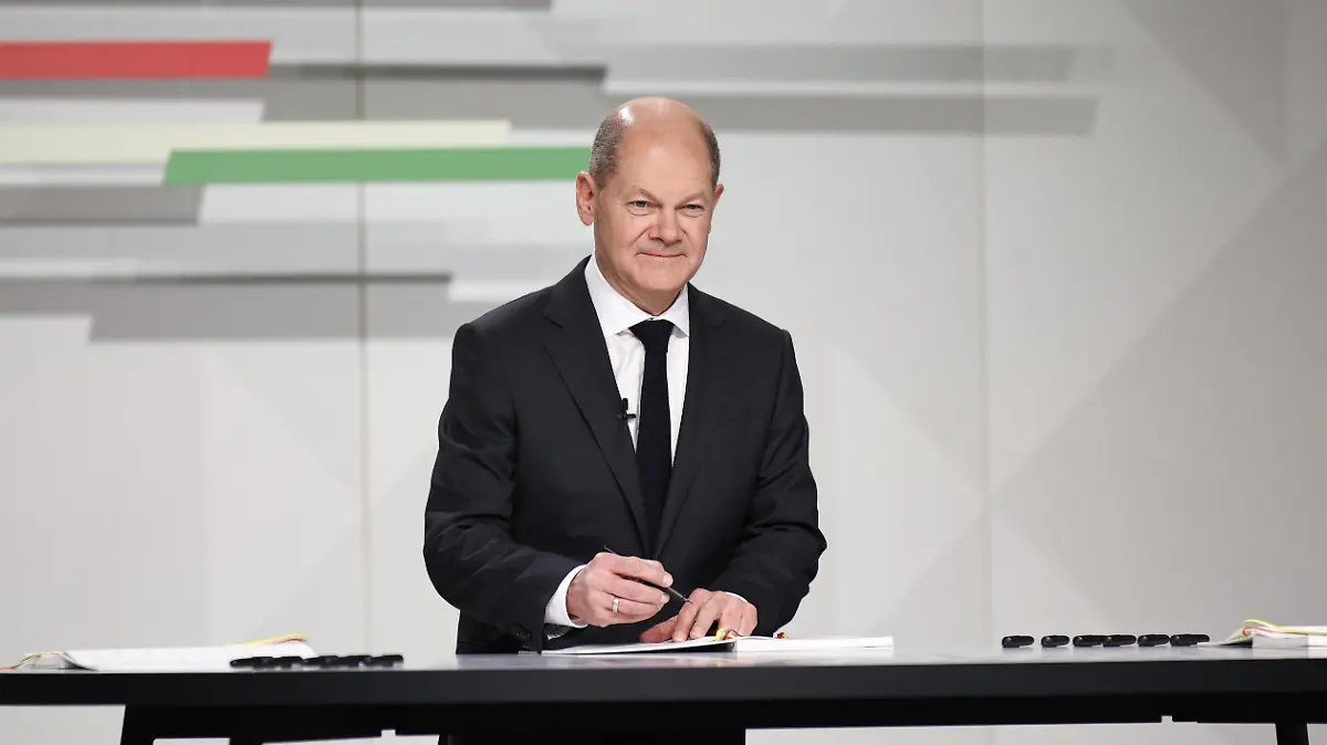 Olaf Scholz, designierter Bundeskanzler, aufgenommen im Rahmen der Unterzeichnung des Koalitionsvertrages zwischen der SPD, FDP und Buendnis 90/Die Gruenen in Berlin, 07.12.2021. Nach erfolgreichen Koalitionsverhandlungen der sogenannten Ampel-Parteien soll Olaf Scholz am Mittwoch vom Deutschen Bundestag zum neuen Bundeskanzler gewaehlt werden. Berlin Deutschland *** Olaf Scholz, Chancellor-designate, photographed during the signing of the coalition agreement between the SPD, FDP and Buendnis 90 Die Gruenen in Berlin, 07 12 2021 After successful coalition negotiations between the so-called traffic light parties, Olaf Scholz is expected to be elected as the new Chancellor by the German Bundestag on Wednesday Berlin Germany Copyright: xFlorianxGaertner/photothek.dex