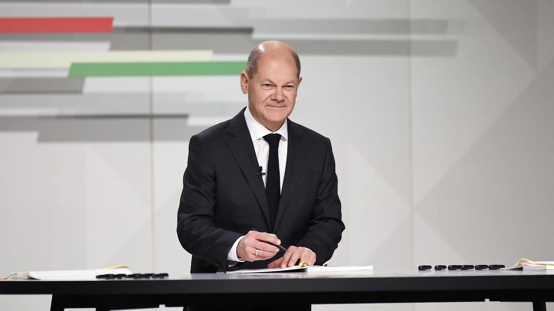 Olaf Scholz, designierter Bundeskanzler, aufgenommen im Rahmen der Unterzeichnung des Koalitionsvertrages zwischen der SPD, FDP und Buendnis 90/Die Gruenen in Berlin, 07.12.2021. Nach erfolgreichen Koalitionsverhandlungen der sogenannten Ampel-Parteien soll Olaf Scholz am Mittwoch vom Deutschen Bundestag zum neuen Bundeskanzler gewaehlt werden. Berlin Deutschland *** Olaf Scholz, Chancellor-designate, photographed during the signing of the coalition agreement between the SPD, FDP and Buendnis 90 Die Gruenen in Berlin, 07 12 2021 After successful coalition negotiations between the so-called traffic light parties, Olaf Scholz is expected to be elected as the new Chancellor by the German Bundestag on Wednesday Berlin Germany Copyright: xFlorianxGaertner/photothek.dex 