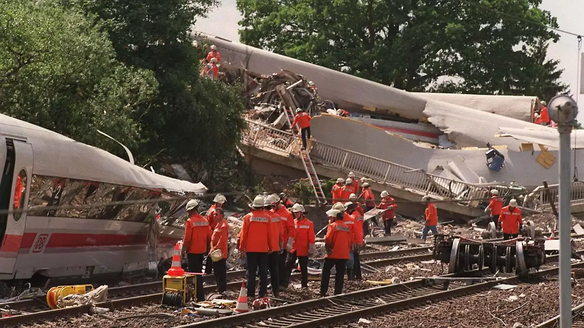 Es war das größte Zugunglück der deutschen Nachkriegsgeschichte: Bei Eschede entgleiste am 3. Juni 1998 der ICE Wilhelm Conrad Röntgen, 101 Menschen kamen ums Leben. foto: Rainer Droese
it was the largest Accident the German Post-war history at Eschede Entgleiste at 3 June 1998 the ICE Wilhelm Conrad X-ray 101 People Kamen ums Life Photo Rainer DROESE