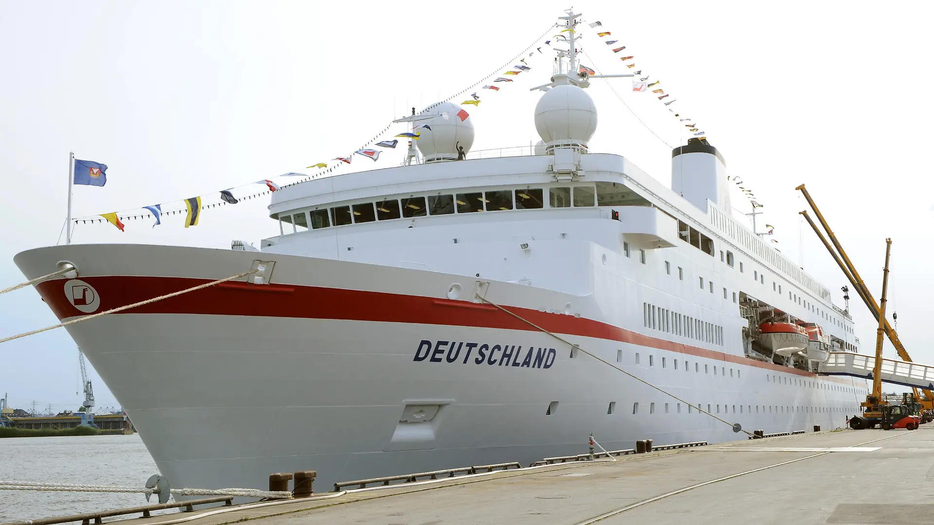 ARCHIV - Das Kreuzfahrtschiff "MS Deutschland" liegt im Hafen von Hamburg (Archivfoto vom 09.05.2009). Nach dem Feuer auf dem "Traumschiff" sagt die Reederei weitere Reisen der "MS Deutschland" ab. Das Schiff soll in den nächsten Tagen von Norwegen nach Deutschland geschleppt werden und am Dienstag in der Deutschen Bucht eintreffen. "Die Reparaturarbeiten werden 30 Tage in Anspruch nehmen", teilten die Reederinnen Gisa und Hedda Deilmann am Freitagabend mit. Daher hätten sie beschlossen, den ursprünglich für November geplanten Schiffs-TÜV vorzuziehen. Neben einer bereits abgesagten Fahrt rund um England entfallen zwei weitere Touren. Bei welcher Werft das Flaggschiff der Deilmann Reederei eingedockt wird, stand noch nicht fest. Foto: Jens Ressing dpa +++(c) dpa - Bildfunk+++