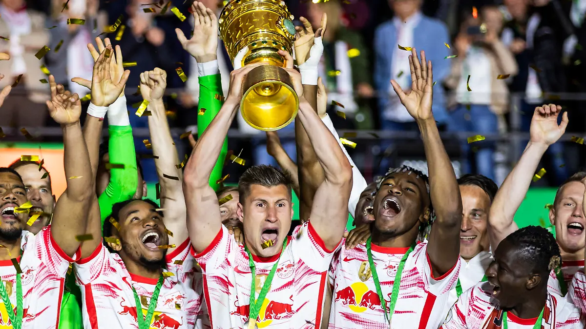 ARCHIV - 21.05.2022, Berlin: Fußball: DFB-Pokal, SC Freiburg - RB Leipzig, Finale, Olympiastadion. Leipzigs Willi Orban jubelt nach dem gewonnenen Spiel mit dem DFB-Pokal. Eine Titelverteidigung ist möglich. (zu dpa: «Die DFB-Pokalsieger seit 1935») Foto: Tom Weller/dpa - WICHTIGER HINWEIS: Gemäß den Vorgaben der DFL Deutsche Fußball Liga bzw. des DFB Deutscher Fußball-Bund ist es untersagt, in dem Stadion und/oder vom Spiel angefertigte Fotoaufnahmen in Form von Sequenzbildern und/oder videoähnlichen Fotostrecken zu verwerten bzw. verwerten zu lassen. +++ dpa-Bildfunk +++