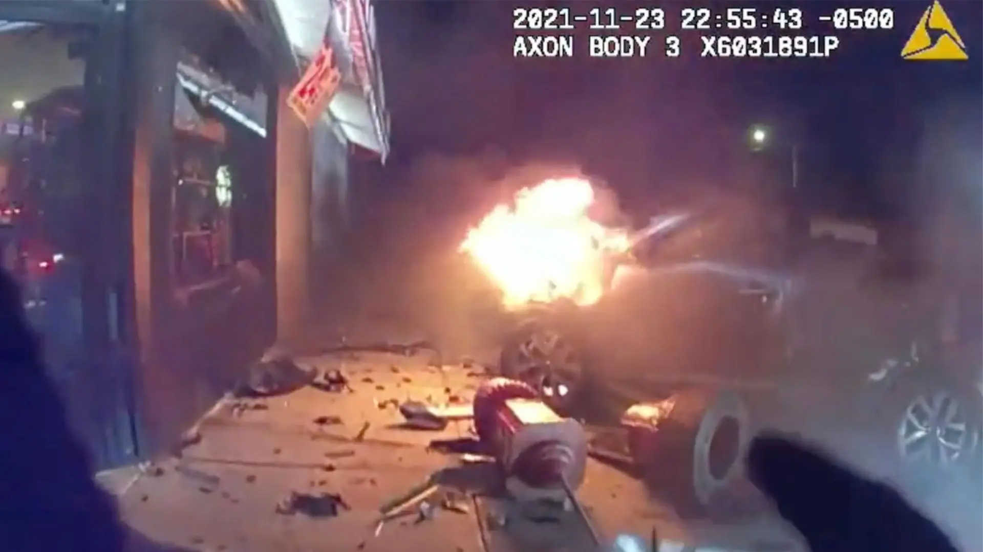 Nach einem schweren Unfall steht das Auto in New York in Flammen.
