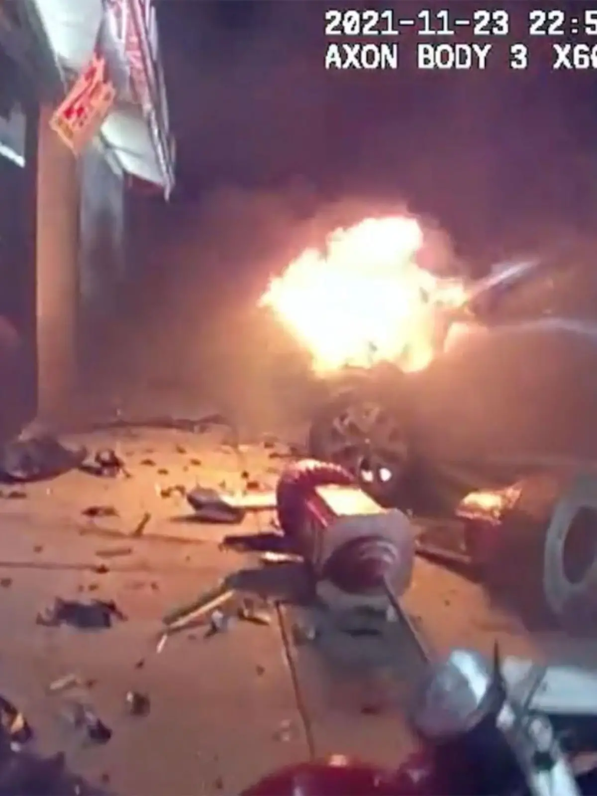 Nach einem schweren Unfall steht das Auto in New York in Flammen.