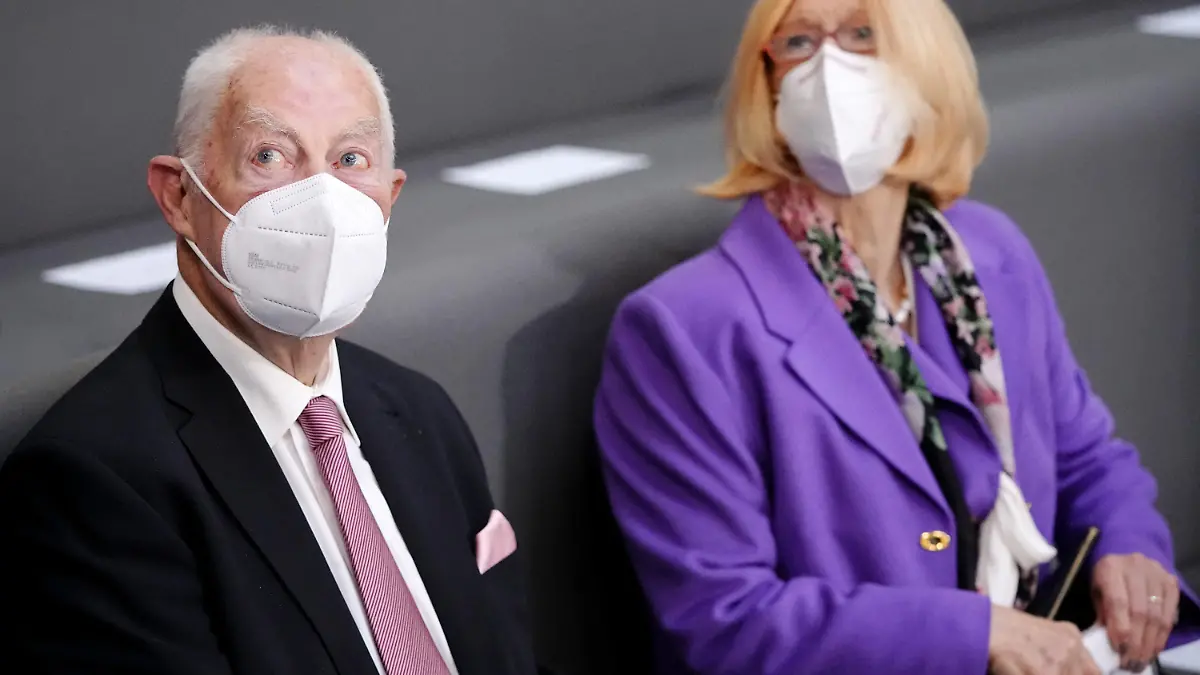 08.12.2021, Berlin: Gerhard Scholz, Vater von Olaf Scholz, und Christel Scholz, Mutter von Olaf Scholz, sitzen vor der Kanzlerwahl auf der Tribüne. Im Bundestag findet die Wahl und Vereidigung von Scholz zum Bundeskanzler und die Vereidigung der Bundesministerinnen und -minister der neuen rot-grün-gelben Bundesregierung statt. Foto: Kay Nietfeld/dpa +++ dpa-Bildfunk +++