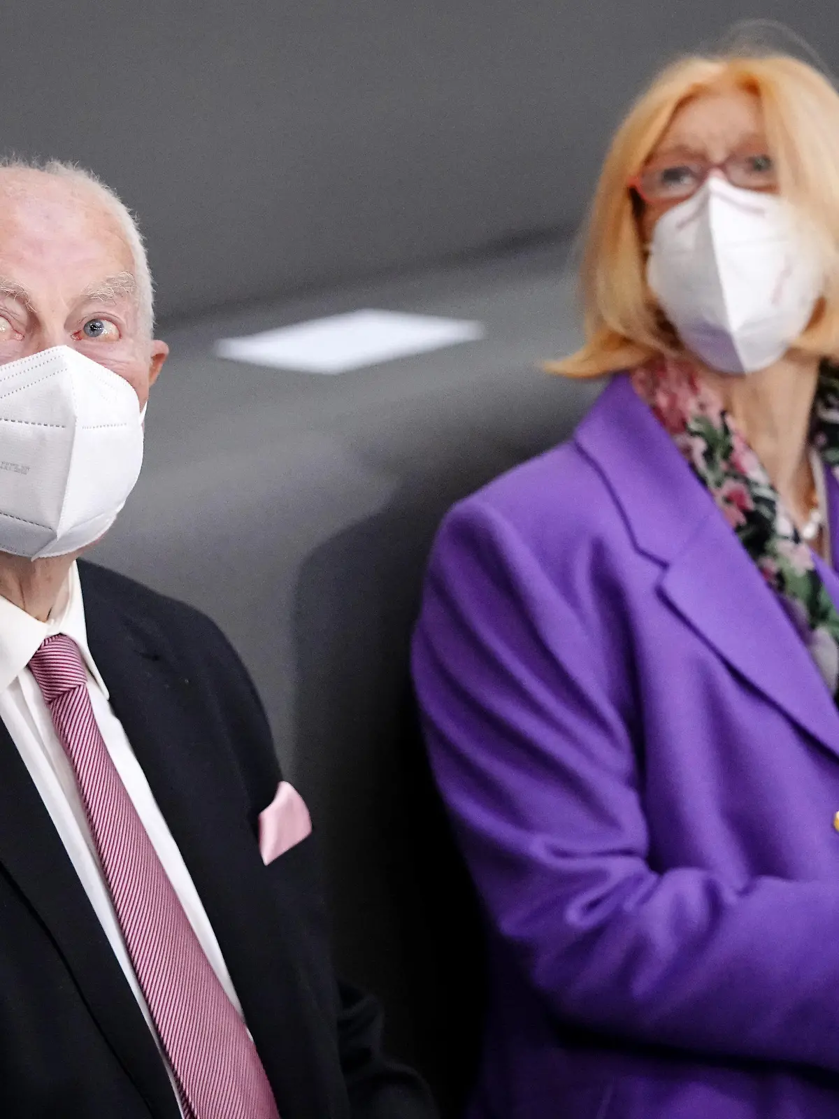 08.12.2021, Berlin: Gerhard Scholz, Vater von Olaf Scholz, und Christel Scholz, Mutter von Olaf Scholz, sitzen vor der Kanzlerwahl auf der Tribüne. Im Bundestag findet die Wahl und Vereidigung von Scholz zum Bundeskanzler und die Vereidigung der Bundesministerinnen und -minister der neuen rot-grün-gelben Bundesregierung statt. Foto: Kay Nietfeld/dpa +++ dpa-Bildfunk +++