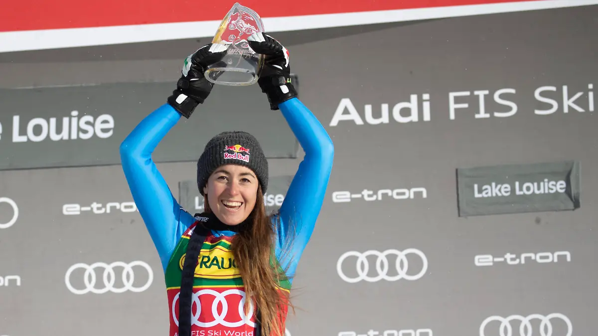 Sport Themen der Woche KW48  Super G Weltcup Ladies Lake Louise LAKE LOUISE,CANADA,5.Dec.21 - ALPINE SKIING - FIS World Cup, women, SG. Image shows GOGGIA Sofia ITA. Photo: Sammy Minkoff Agency/ Helmut Schoderbock Lake Louise Alberta Canada Abfahrtsstrecke Lake Louise *** Super G World Cup Ladies Lake Louise LAKE LOUISE,CANADA,5 Dec 21 ALPINE SKIING FIS World Cup, women, SG Image shows GOGGIA Sofia ITA Photo Sammy Minkoff Agency Helmut Schoderbock Lake Louise Alberta Canada Downhill course Lake Louise