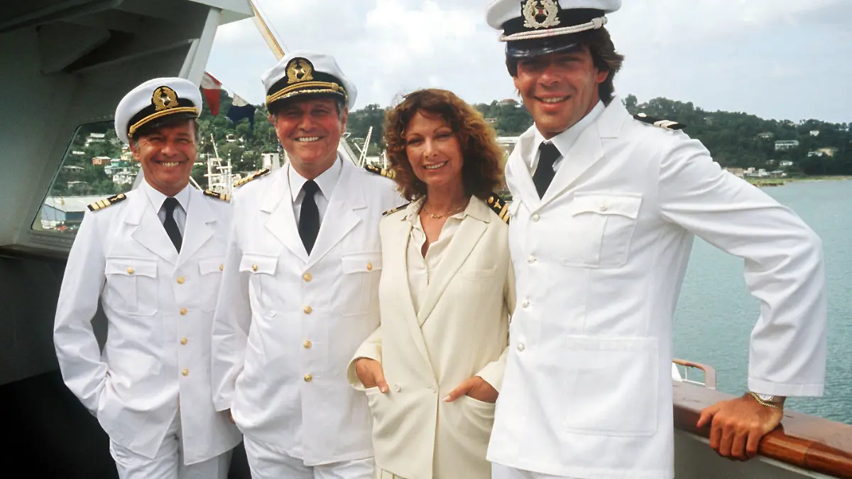 ARCHIV - 30.11.1982, Rheinland-Pfalz, Mainz: Die «Traumschiff»-Crew von 1983 (l-r) Horst Naumann als Schiffsarzt, Heinz Weiss als Kapitän, Heide Keller als Stewardess und Sascha Hehn als Steward. Am 22.11.2021 feiert das ZDF-«Traumschiff» sein 40 jähriges Jubiläum. (zu dpa. «40 Jahre «Traumschiff» - seit 1981 auf Quotenkurs») Foto: Klar/dpa +++ dpa-Bildfunk +++