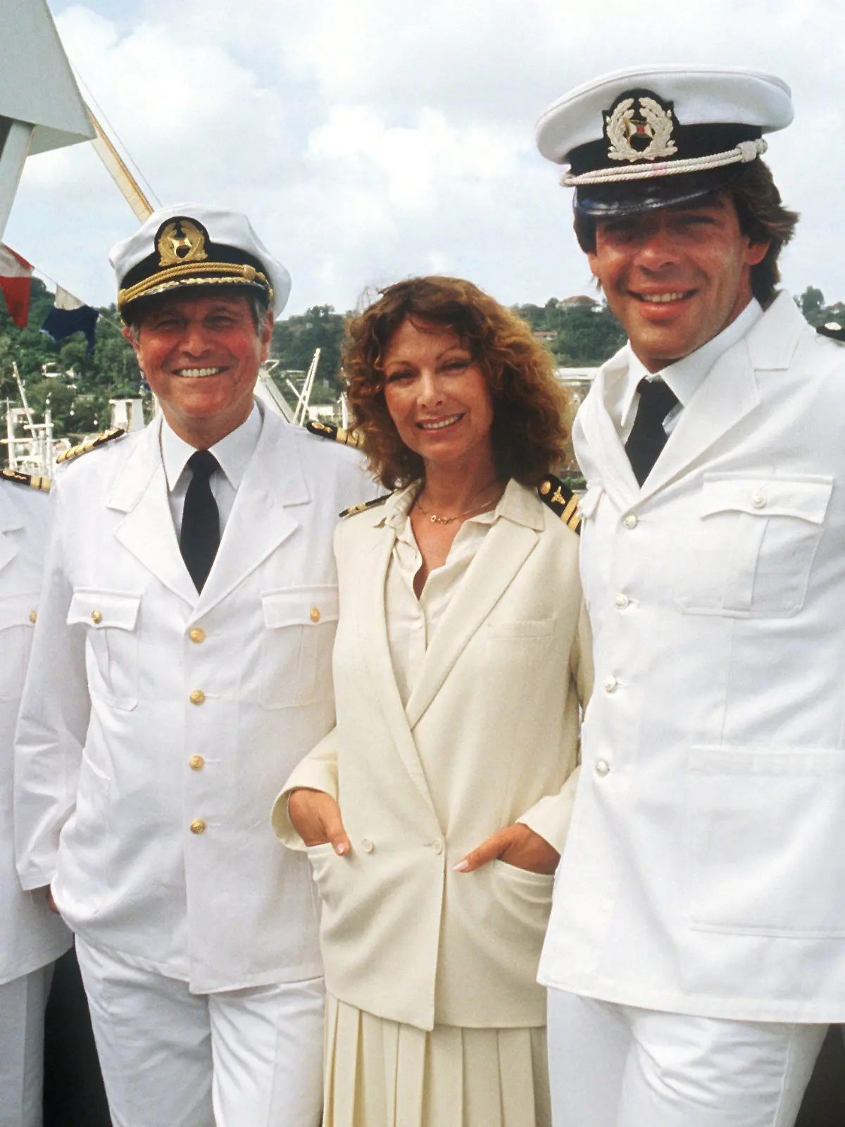 ARCHIV - 30.11.1982, Rheinland-Pfalz, Mainz: Die «Traumschiff»-Crew von 1983 (l-r) Horst Naumann als Schiffsarzt, Heinz Weiss als Kapitän, Heide Keller als Stewardess und Sascha Hehn als Steward. Am 22.11.2021 feiert das ZDF-«Traumschiff» sein 40 jähriges Jubiläum. (zu dpa. «40 Jahre «Traumschiff» - seit 1981 auf Quotenkurs») Foto: Klar/dpa +++ dpa-Bildfunk +++