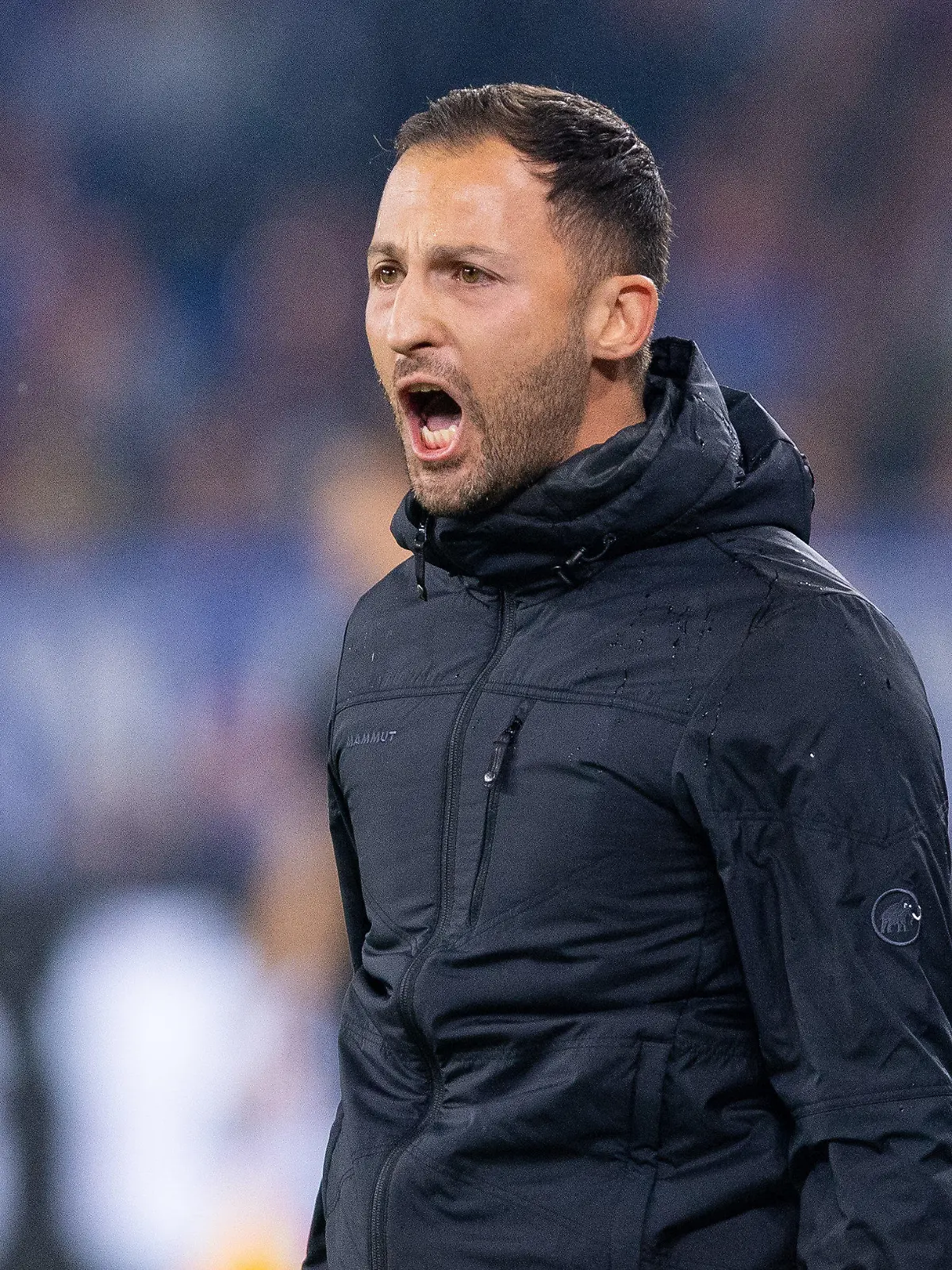22.09.2018, Nordrhein-Westfalen, Gelsenkirchen: Fußball: Bundesliga, FC Schalke 04 - Bayern München, 4. Spieltag am 22.09.2018 in der Veltins-Arena. Schalkes Trainer Domenico Tedesco gibt Anweisungen an seine Spieler. Foto: Guido Kirchner/dpa - WICHTIGER HINWEIS: Gemäß den Vorgaben der DFL Deutsche Fußball Liga bzw. des DFB Deutscher Fußball-Bund ist es untersagt, in dem Stadion und/oder vom Spiel angefertigte Fotoaufnahmen in Form von Sequenzbildern und/oder videoähnlichen Fotostrecken zu verwerten bzw. verwerten zu lassen. +++ dpa-Bildfunk +++
