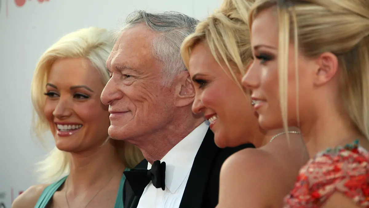 Hollywood, UNITED STATES: (L-R) Playmate Holly Madison, Playboy Magazine creator Hugh M. Hefner, Playmate Bridget Marquardt and Playmate Kendra Wilkinson arrive to the 35th AFI Life Achievement Award tribute to Al Pacino held at the Kodak Theatre on 07 June, 2007 in Hollywood, California.AFP PHOTO/VALERIE MACON (Photo credit should read VALERIE MACON/AFP/Getty Images)