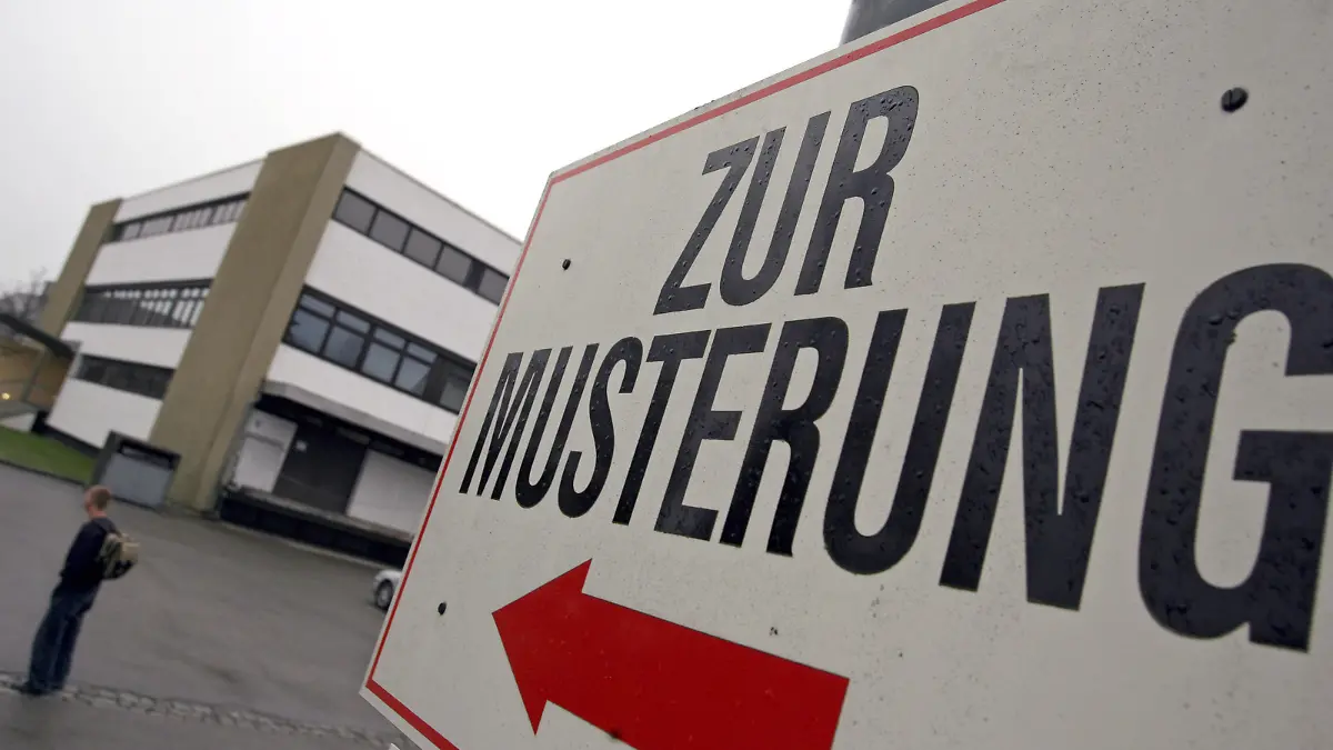 Ein Wehrpflichtiger steht am Mittwoch (04.04.2007) unter einem Hinweisschild mit der Aufschrift "Zur Musterung" vor dem Kreiswehrersatzamt in Kempten (Schwaben). Foto: Karl-Josef Hildenbrand dpa/lby +++(c) dpa - Report+++