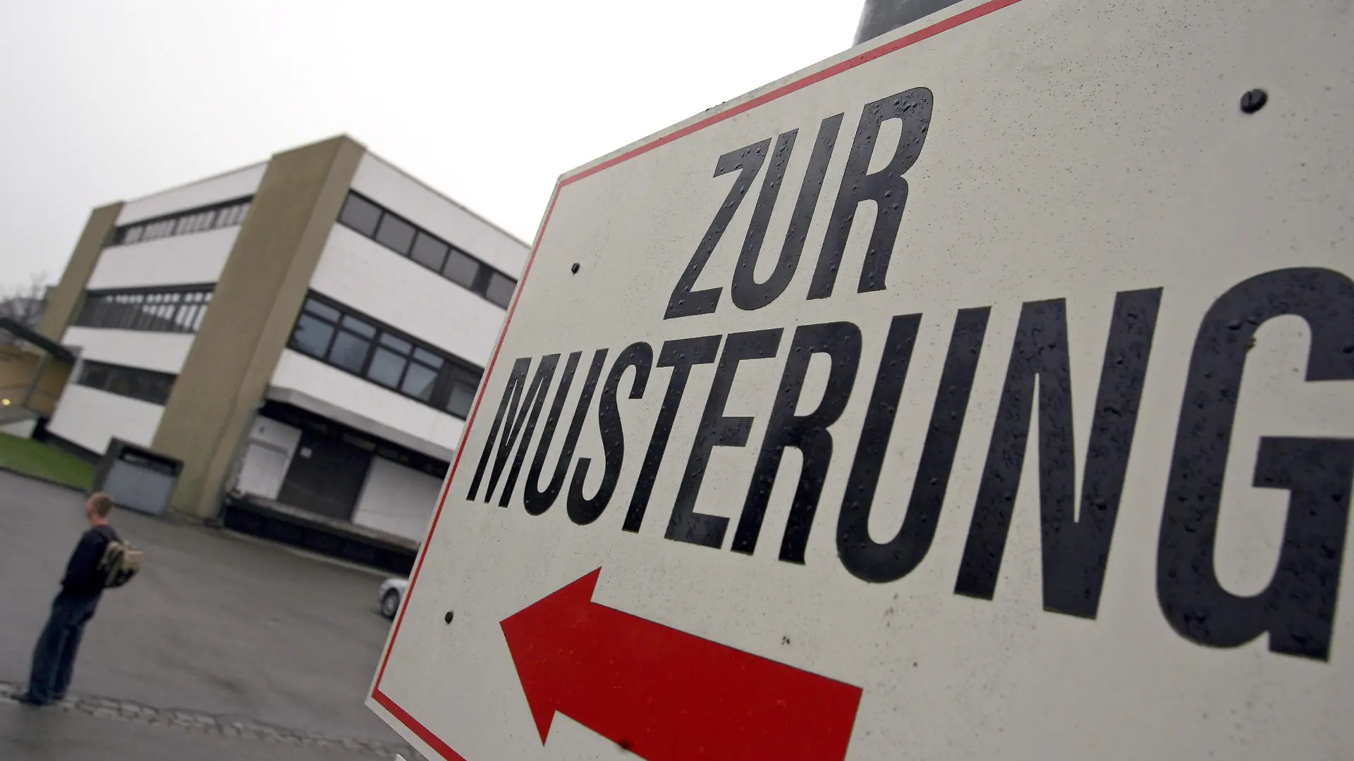 Ein Wehrpflichtiger steht am Mittwoch (04.04.2007) unter einem Hinweisschild mit der Aufschrift "Zur Musterung" vor dem Kreiswehrersatzamt in Kempten (Schwaben). Foto: Karl-Josef Hildenbrand dpa/lby +++(c) dpa - Report+++