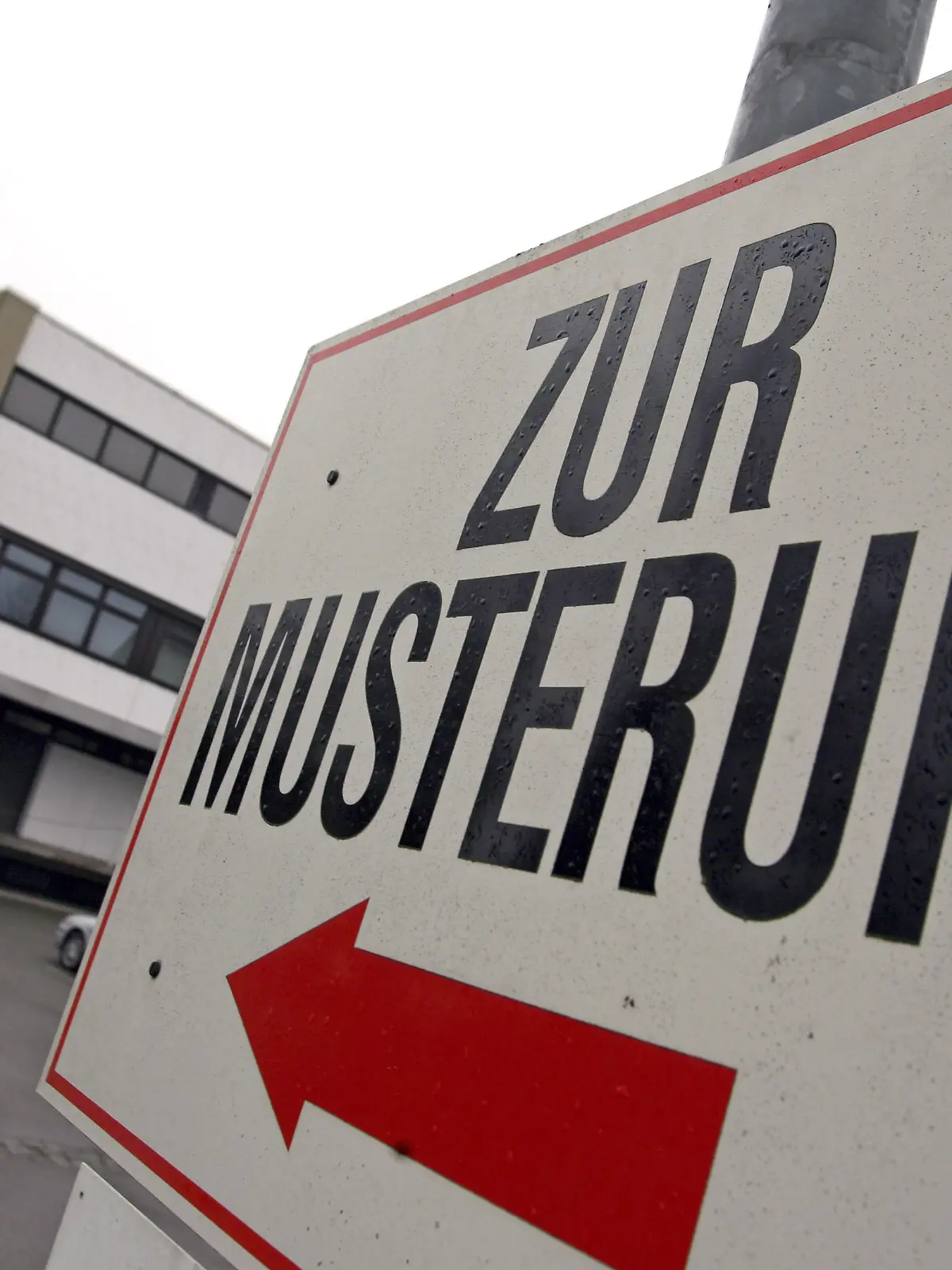 Ein Wehrpflichtiger steht am Mittwoch (04.04.2007) unter einem Hinweisschild mit der Aufschrift "Zur Musterung" vor dem Kreiswehrersatzamt in Kempten (Schwaben). Foto: Karl-Josef Hildenbrand dpa/lby +++(c) dpa - Report+++