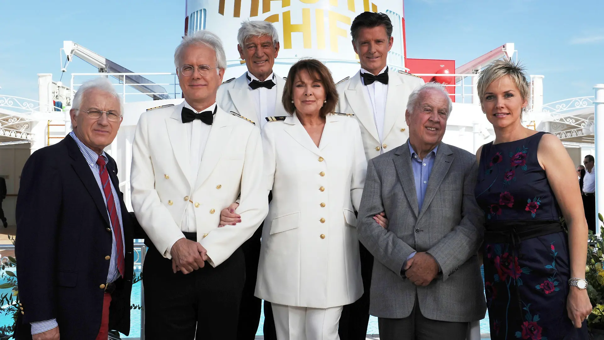 ARCHIV - 20.08.2011, Hamburg: Der Regisseur Hans-Jürgen Tögel (l-r) und die Schauspieler Harald Schmidt (als Kreuzfahrtdirektor Schifferle), Siegfried Rauch (als Kapitän Paulsen), Heide Keller (als Chefstewardess Beatrice), Nick Wilder (als Schiffsarzt Dr. Sander) Wolfgang Rademann (Gesamtleitung) und Inka Bause (als Fitnesstrainerin Inka) posieren auf dem Pooldeck des Kreuzfahrtschiffes «MS Deutschland» anlässlich der Jubiläumsfolge zum 30. Geburtstag von «Das Traumschiff». Am 22.11.2021 feiert das ZDF-«Traumschiff» sein 40 jähriges Jubiläum. (zu dpa. «40 Jahre «Traumschiff» - seit 1981 auf Quotenkurs») Foto: picture alliance / dpa +++ dpa-Bildfunk +++