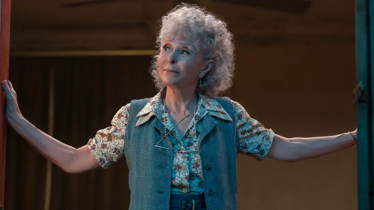 Rita Moreno as Valentina in 20th Century Studios’ WEST SIDE STORY.