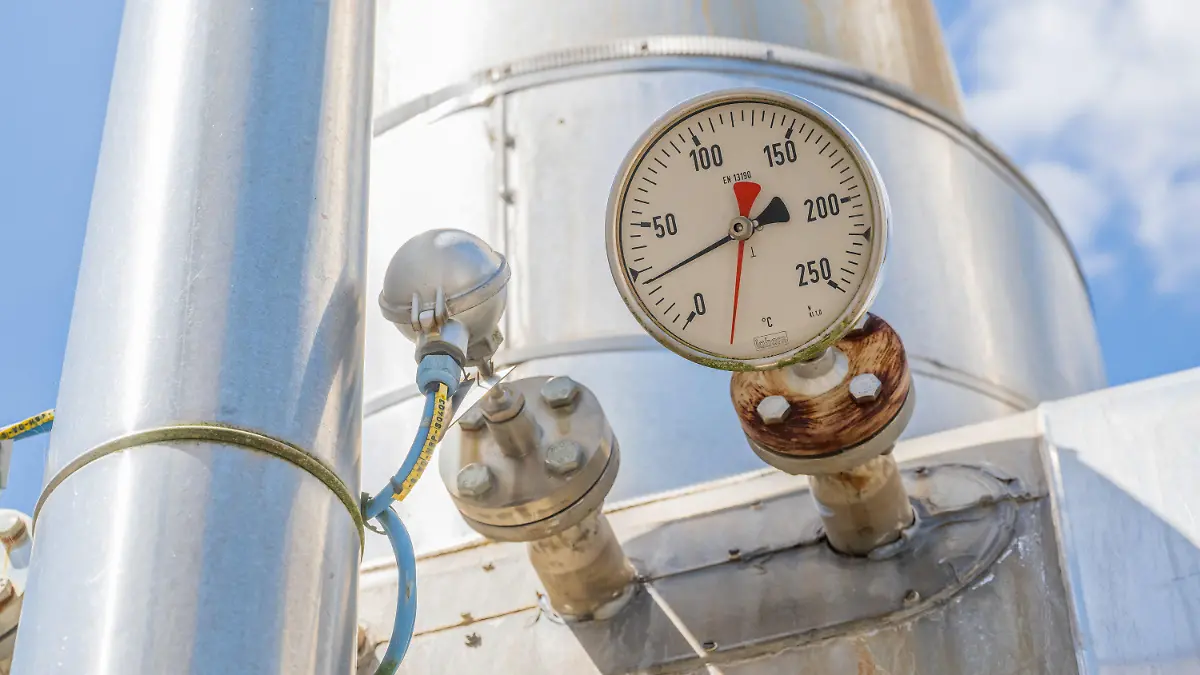 ARCHIV - 23.06.2022, Bayern, Wolfersberg: Ein Anzeige für Temperatur ist in der Anlage des Gasspeicher Wolfersberg, östlich von München, an einem der vielen Rohre zu sehen. (zu dpa «Gazprom senkt Lieferung durch Nord Stream 1 auf 20 Prozent») Foto: Peter Kneffel/dpa +++ dpa-Bildfunk +++