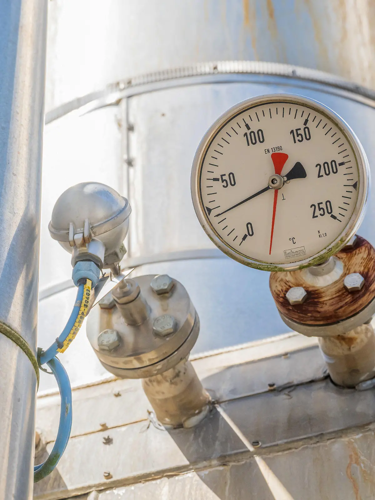 ARCHIV - 23.06.2022, Bayern, Wolfersberg: Ein Anzeige für Temperatur ist in der Anlage des Gasspeicher Wolfersberg, östlich von München, an einem der vielen Rohre zu sehen. (zu dpa «Gazprom senkt Lieferung durch Nord Stream 1 auf 20 Prozent») Foto: Peter Kneffel/dpa +++ dpa-Bildfunk +++