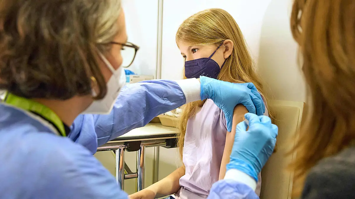  - Wien 15.11.2021 - Coronavirus Krise - Seit heute gibt es im Austria Center Vienna ACV die erste Impfstraße in Österreich für Kinder von fünf bis elf Jahren. Die Impfung wird off label mit dem Impfstoff von Biontech-Pfizer angeboten, eine Zulassung wird nächste Woche erwartet. Die Nachfrage ist groß und das Angebot soll aber bald ausgebaut werden. Über die genaue Dosis entscheidet der Arzt an Ort und Stelle. Sie ist abhängig von der körperlichen Beschaffenheit und vom Körpergewicht des Impflings. PHOTO: Die Kinder bei der Impfung. // Vienna, Austria - Coronavirus Crisis - As of today, the Austria Center Vienna ACV has the first vaccination route in Austria for children from five to eleven years of age. The vaccination will be off PUBLICATIONxNOTxINxAUT