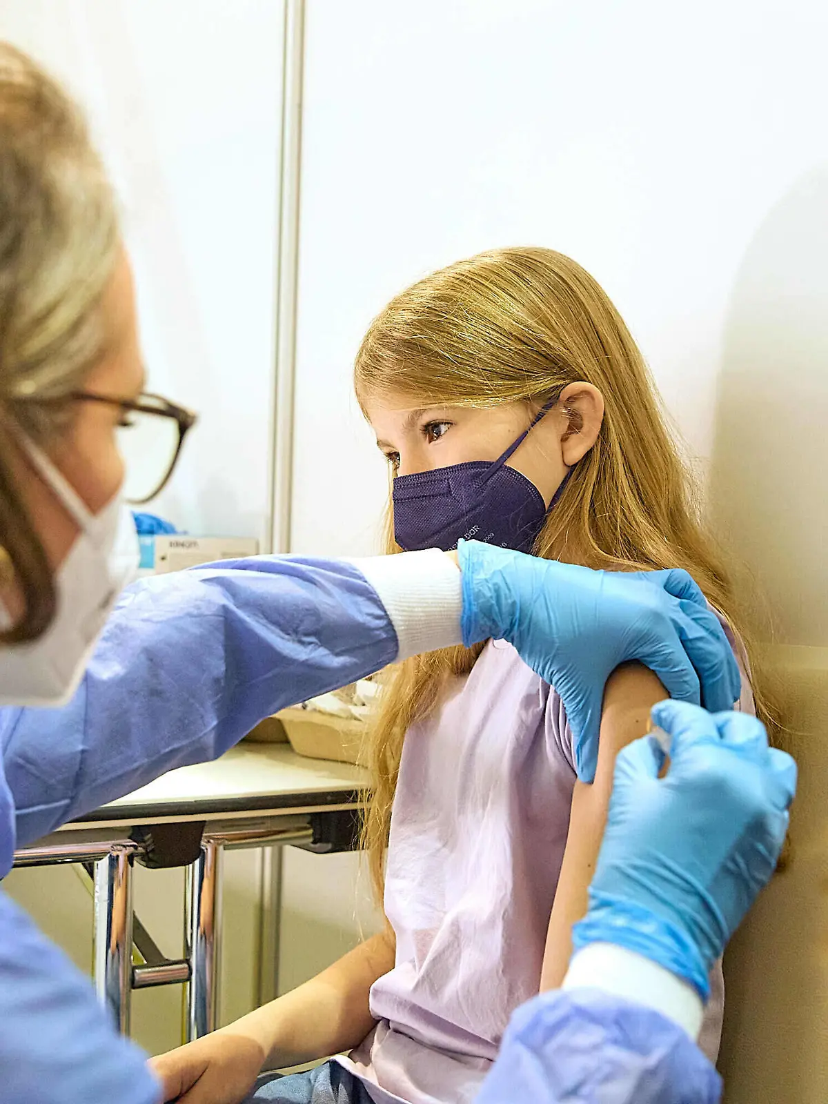  - Wien 15.11.2021 - Coronavirus Krise - Seit heute gibt es im Austria Center Vienna ACV die erste Impfstraße in Österreich für Kinder von fünf bis elf Jahren. Die Impfung wird off label mit dem Impfstoff von Biontech-Pfizer angeboten, eine Zulassung wird nächste Woche erwartet. Die Nachfrage ist groß und das Angebot soll aber bald ausgebaut werden. Über die genaue Dosis entscheidet der Arzt an Ort und Stelle. Sie ist abhängig von der körperlichen Beschaffenheit und vom Körpergewicht des Impflings. PHOTO: Die Kinder bei der Impfung. // Vienna, Austria - Coronavirus Crisis - As of today, the Austria Center Vienna ACV has the first vaccination route in Austria for children from five to eleven years of age. The vaccination will be off PUBLICATIONxNOTxINxAUT