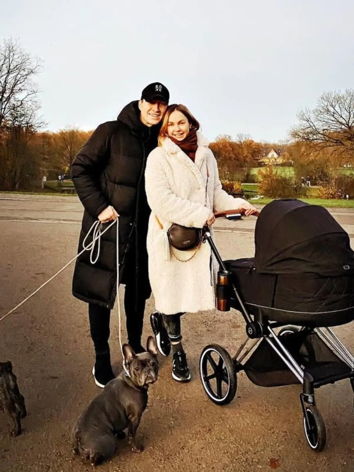Evgeny Vinokurov und Nina Bezzubova mit ihrem Sohn und den zwei Hunden.