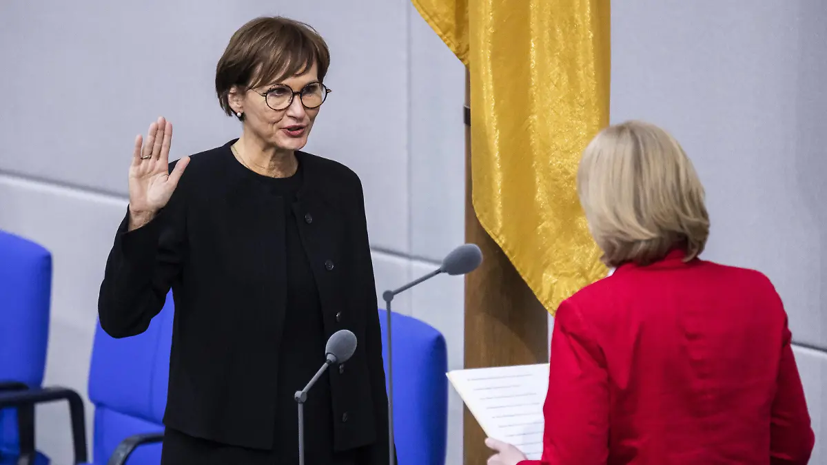  Bundestagspraesidentin Baerbel Bas vereidigt im Bundestag Bettina Stark-Watzinger, Bundesministerin fuer Bildung und Forschung. Berlin, 08.12.2021. Nach der gestrigen Unterzeichnung des Koalitionsvertrages zwischen der SPD, FDP und den Gruenen wird heute der neue Kanzler sowie die Ministerinnen und Minister ernannt und vereidigt. Berlin Deutschland *** Bundestag President Baerbel Bas swears in Bettina Stark Watzinger, Federal Minister of Education and Research Berlin, 08 12 2021 After yesterdays signing of the coalition agreement between the SPD, FDP and the Greens, the new chancellor and ministers will be appointed and sworn in today Berlin Germany Copyright: xFlorianxGaertner/photothek.dex