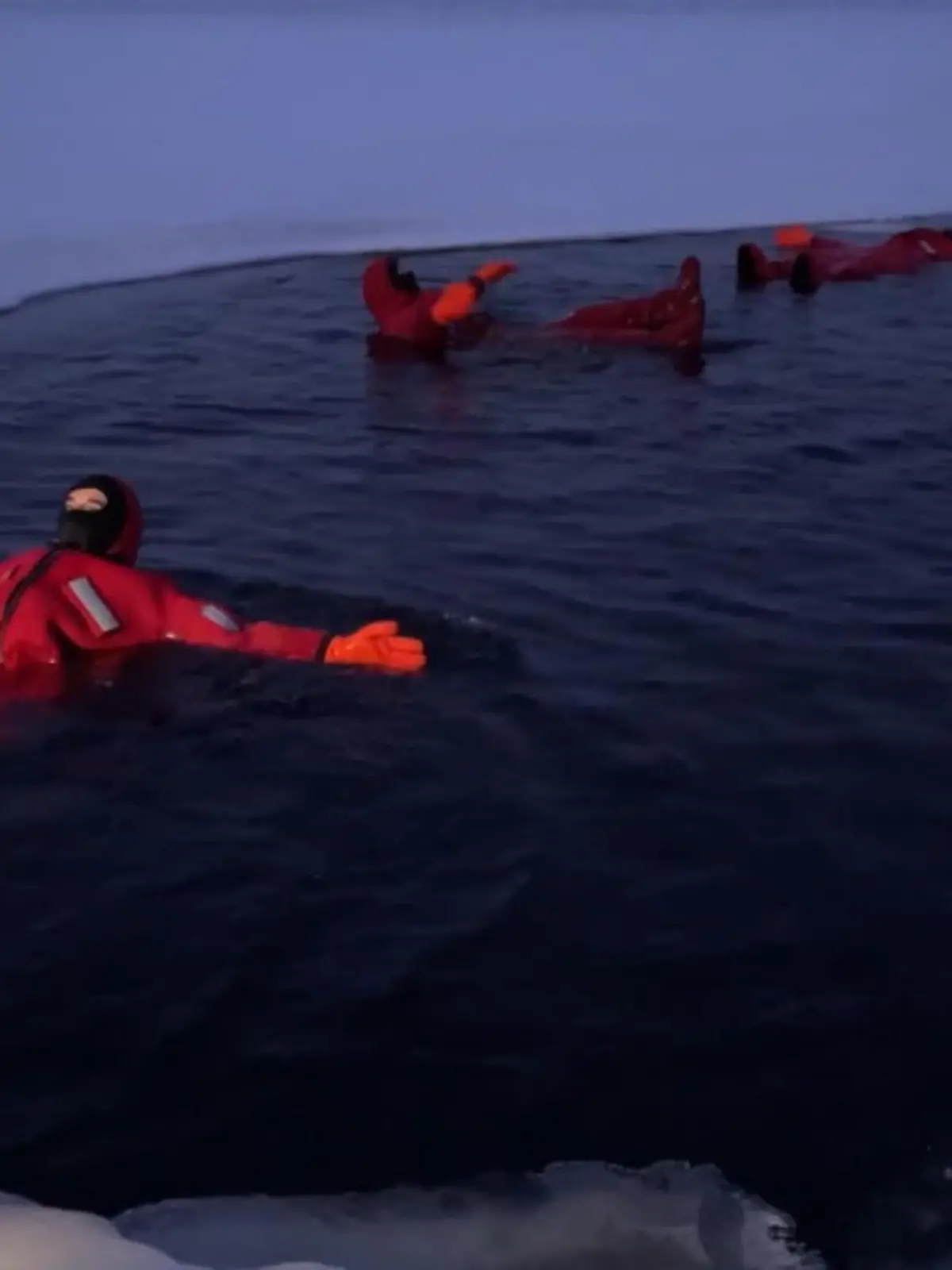 Nicht auf den Mars, sondern in Eiswasser stürzen sich diese Menschen in den lustigen roten Anzügen. Eisbaden kann entspannend, belebend oder einfach nur spaßig sein.