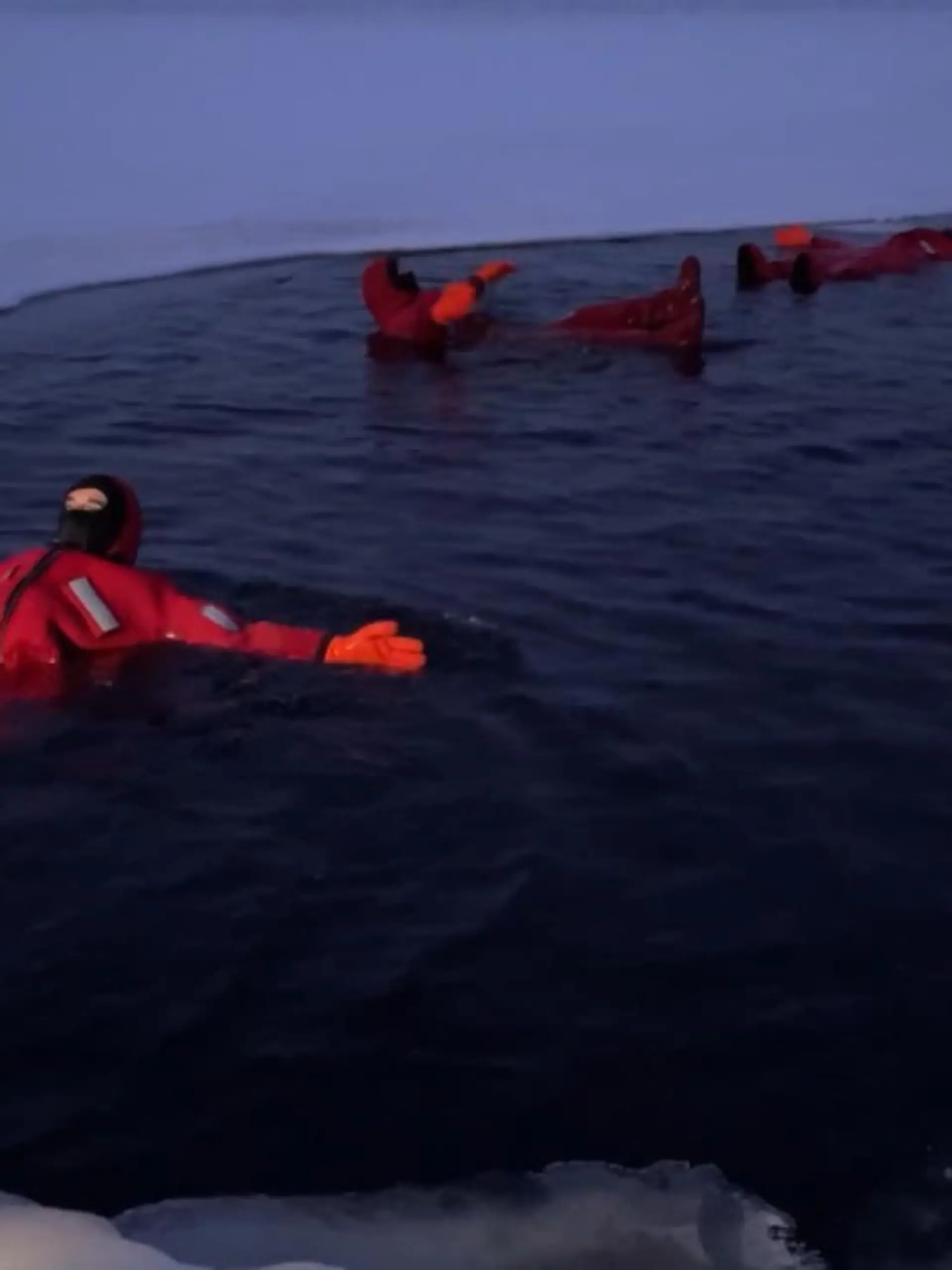 Nicht auf den Mars, sondern in Eiswasser stürzen sich diese Menschen in den lustigen roten Anzügen. Eisbaden kann entspannend, belebend oder einfach nur spaßig sein.