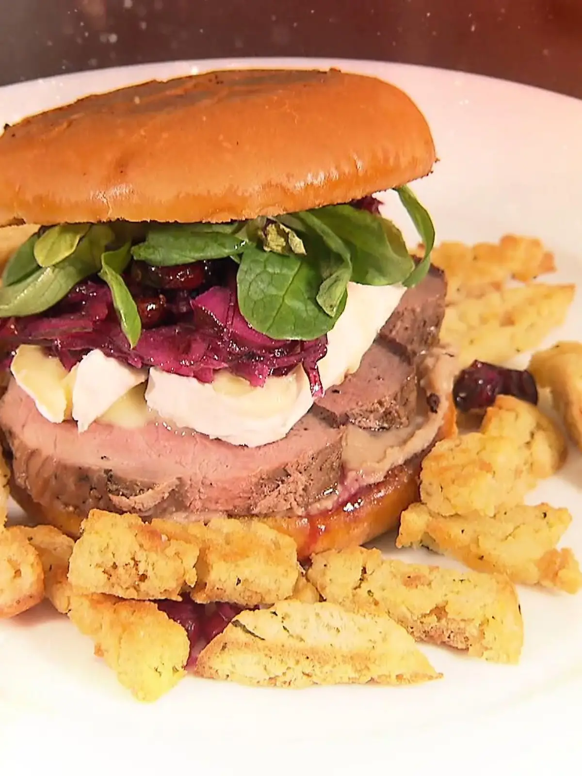 Bild zu: "Christmas Burger mit Knödel-Fries und Bratapfel-Tiramisu"