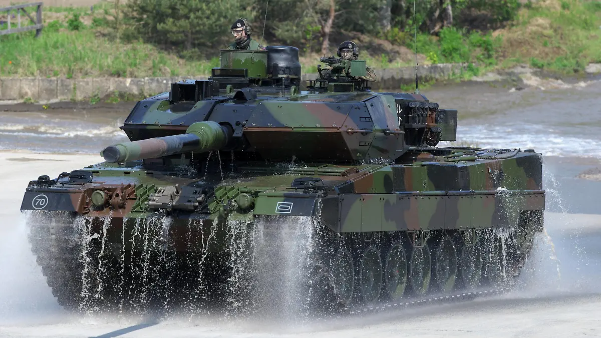 Ein Kampfpanzer Leopard 2 auf dem Truppenübungsplatz Munster nach dem Durchfahren eines Wasserbecken. Am 20. Mai 2019 besucht Bundeskanzlerin Angela Merkel die Panzerlehrbrigade 9 in Munster, welche den Kern der Very High Readiness Joint Task Force Land 2019 (VJTF (L) 2019), der NATO-Speerspitze, stellt. Bei einer dynamischen Fähigkeitsvorführung sowie einer Vorstellung von Fahrzeugen und Systemen erhält die Bundeskanzlerin Einblick in Fähigkeit und Material der NATO-Speerspitze. Sie wird u.a begleitet vom Generalinspekteur der Bundeswehr, Eberhard Zorn, dem Inspekteur des Heeres, Generalleutnant Jörg Vollmer sowie dem Kommandeur der Panzerlehrbrigade 9, Brigadegeneral Ullrich Spannuth. Munster Niedersachsen Deutschland *** A Leopard 2 main battle tank at the Munster military training area after passing through a water basin On 20 M