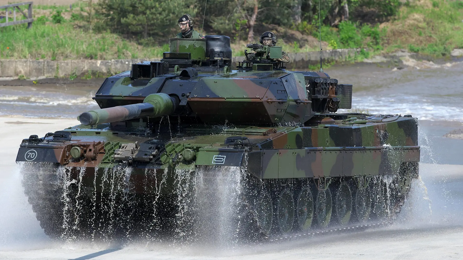 Ein Kampfpanzer Leopard 2 auf dem Truppenübungsplatz Munster nach dem Durchfahren eines Wasserbecken. Am 20. Mai 2019 besucht Bundeskanzlerin Angela Merkel die Panzerlehrbrigade 9 in Munster, welche den Kern der Very High Readiness Joint Task Force Land 2019 (VJTF (L) 2019), der NATO-Speerspitze, stellt. Bei einer dynamischen Fähigkeitsvorführung sowie einer Vorstellung von Fahrzeugen und Systemen erhält die Bundeskanzlerin Einblick in Fähigkeit und Material der NATO-Speerspitze. Sie wird u.a begleitet vom Generalinspekteur der Bundeswehr, Eberhard Zorn, dem Inspekteur des Heeres, Generalleutnant Jörg Vollmer sowie dem Kommandeur der Panzerlehrbrigade 9, Brigadegeneral Ullrich Spannuth. Munster Niedersachsen Deutschland *** A Leopard 2 main battle tank at the Munster military training area after passing through a water basin On 20 M