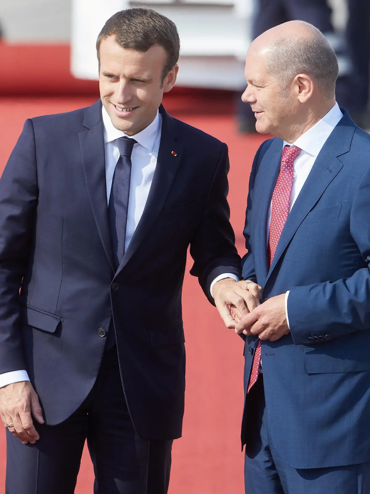 Der Präsident von Frankreich, Emmanuel Macron (l) wird am 07.07.2017 in Hamburg zum G20-Gipfel von Hamburgs Erstem Bürgermeister, Olaf Scholz (SPD), begrüßt. Der G20-Gipfel der Staats-und Regierungschefs findet am 7. und 8. Juli 2017 in Hamburg statt. Foto: Georg Wendt/dpa ++