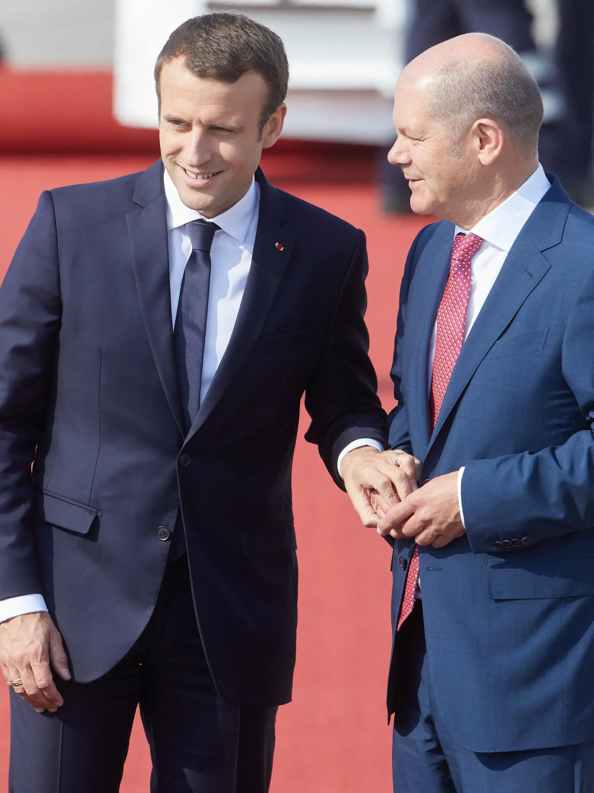 Der Präsident von Frankreich, Emmanuel Macron (l) wird am 07.07.2017 in Hamburg zum G20-Gipfel von Hamburgs Erstem Bürgermeister, Olaf Scholz (SPD), begrüßt. Der G20-Gipfel der Staats-und Regierungschefs findet am 7. und 8. Juli 2017 in Hamburg statt. Foto: Georg Wendt/dpa ++