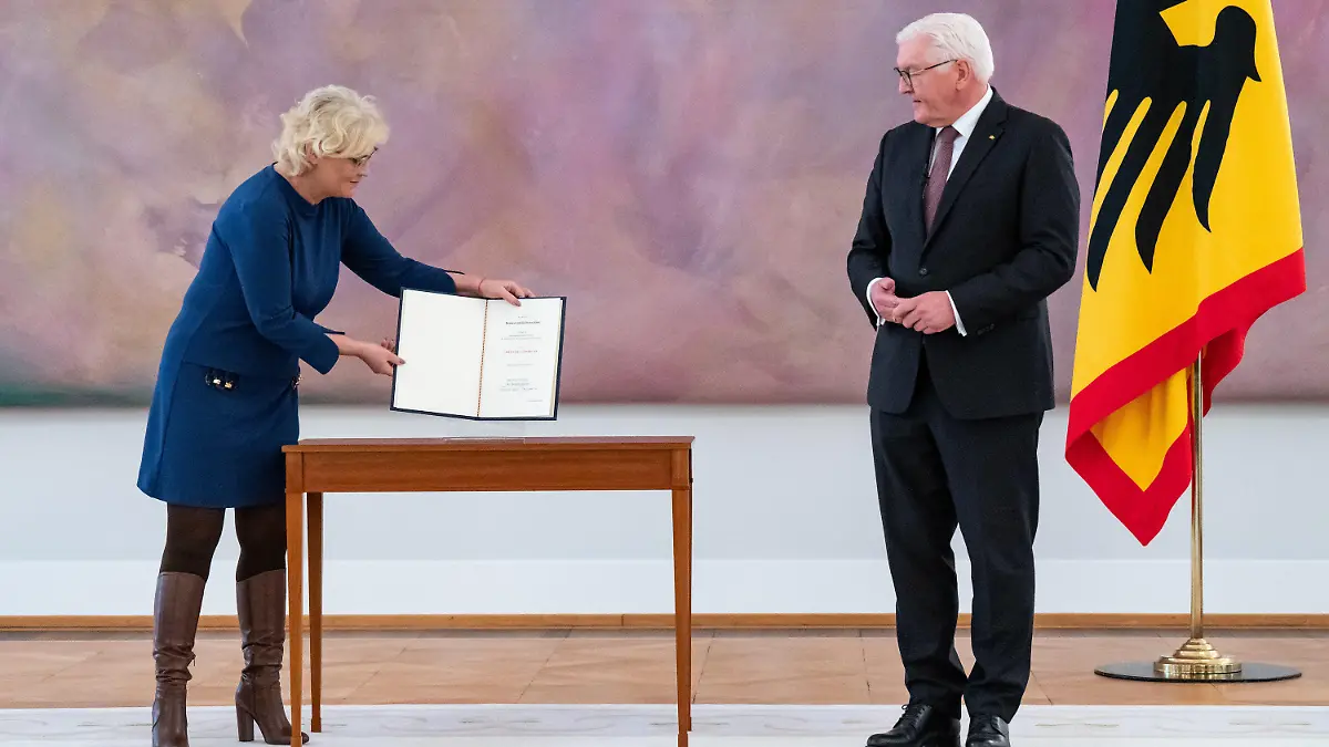 08.12.2021, Berlin: Christine Lambrecht (SPD), Bundesministerin der Verteidigung, erhält von Bundespräsident Frank-Walter Steinmeier im Schloss Bellevue die Ernennungsurkunde. Foto: Bernd Von Jutrczenka/dpa +++ dpa-Bildfunk +++