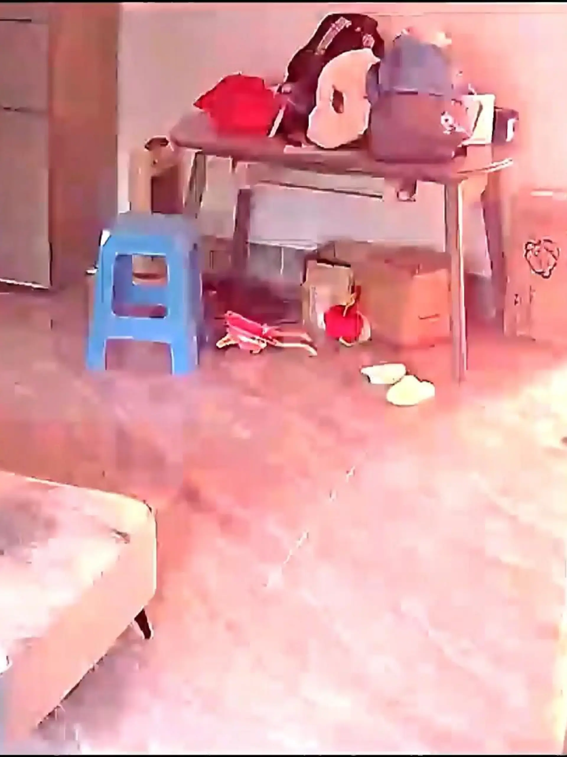 Weil ihr Baby schreit, kommt eine Mutter in China aus der Küche, die Sekunden später in die Luft fliegt.