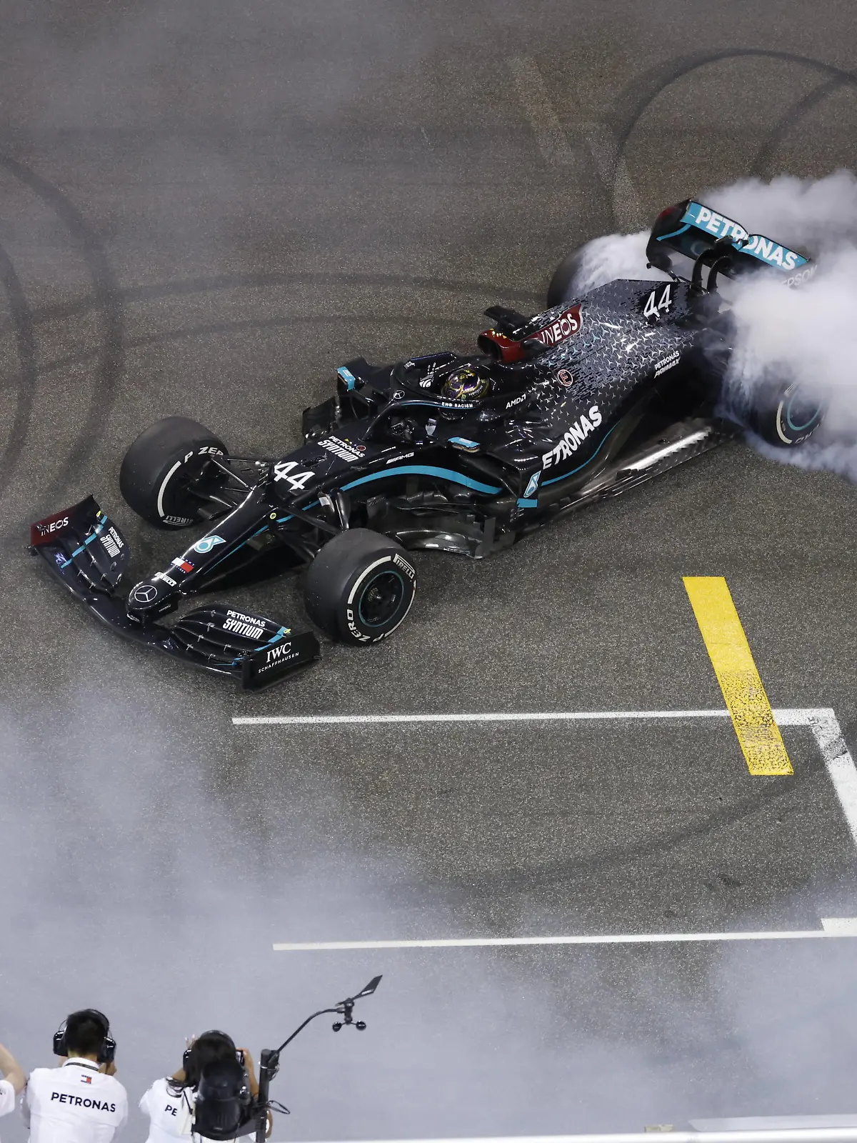  2020 Abu Dhabi GP YAS MARINA CIRCUIT, UNITED ARAB EMIRATES - DECEMBER 13: Lewis Hamilton, Mercedes-AMG Petronas F1, 3rd position, performs celebratory donuts after the race during the Abu Dhabi GP at Yas Marina Circuit on Sunday December 13, 2020 in Abu Dhabi, United Arab Emirates. Photo by Glenn Dunbar / LAT Images Images PUBLICATIONxINxGERxSUIxAUTxHUNxONLY GP2017_145402_J5A2355