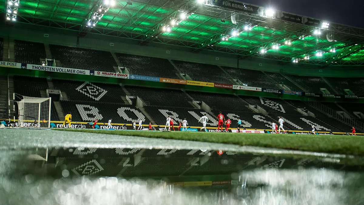 Sport Bilder des Tages Mönchengladbach, Germany, Borussiapark, 11.03.2020: Empty stadium with empty places, players of both teams on the pitch during the Bundesliga match Borussia Mönchengladbach vs. 1.FC Köln in the season 2019/2020 Geisterspiel, ghost game, coronavirus DFL regulations prohibit any use of photographs as image sequences and/or quasi-video. *** Mönchengladbach, Germany, Borussiapark, 11 03 2020 Empty stadium with empty places, players of both teams on the pitch during the Bundesliga match Borussia Mönchengladbach vs 1 FC Köln in the season 2019 2020 Ghost game, ghost game, coronavirus DFL regulations prohibit any use of photographs as image sequences and or quasi video