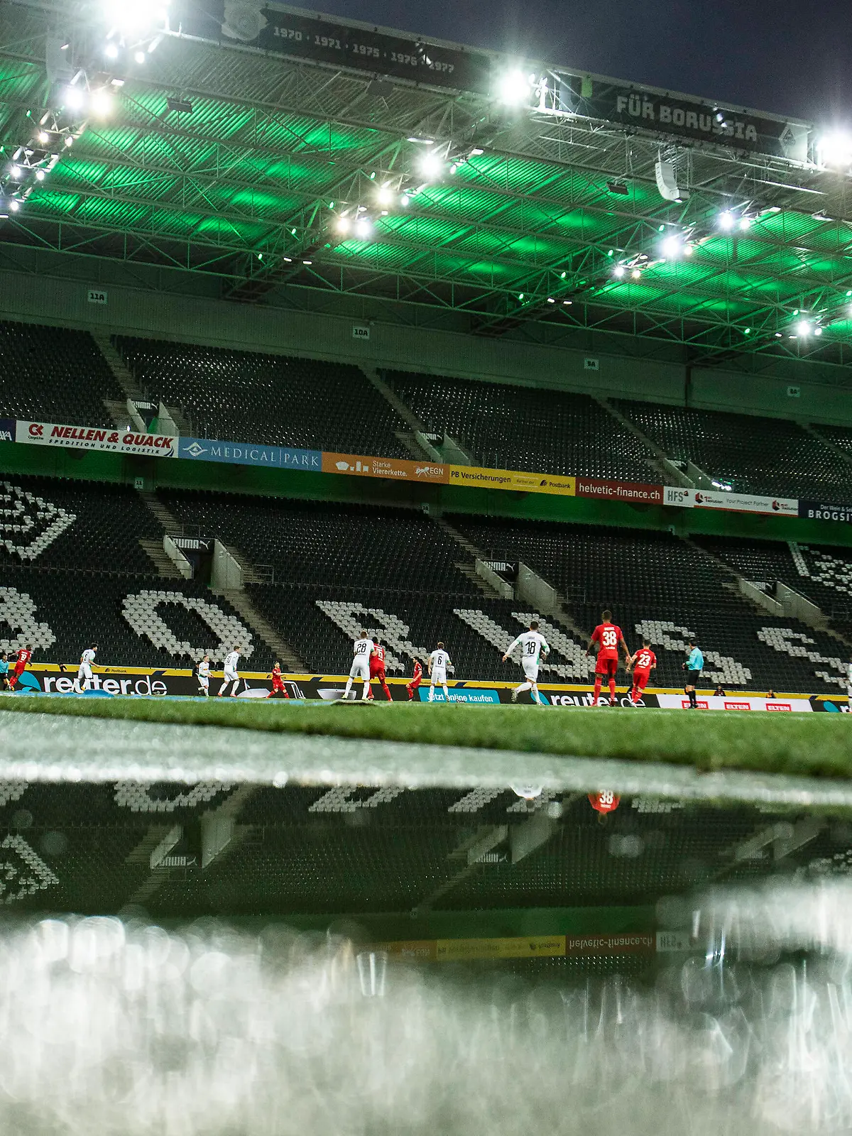  Sport Bilder des Tages Mönchengladbach, Germany, Borussiapark, 11.03.2020: Empty stadium with empty places, players of both teams on the pitch during the Bundesliga match Borussia Mönchengladbach vs. 1.FC Köln in the season 2019/2020 Geisterspiel, ghost game, coronavirus DFL regulations prohibit any use of photographs as image sequences and/or quasi-video. *** Mönchengladbach, Germany, Borussiapark, 11 03 2020 Empty stadium with empty places, players of both teams on the pitch during the Bundesliga match Borussia Mönchengladbach vs 1 FC Köln in the season 2019 2020 Ghost game, ghost game, coronavirus DFL regulations prohibit any use of photographs as image sequences and or quasi video