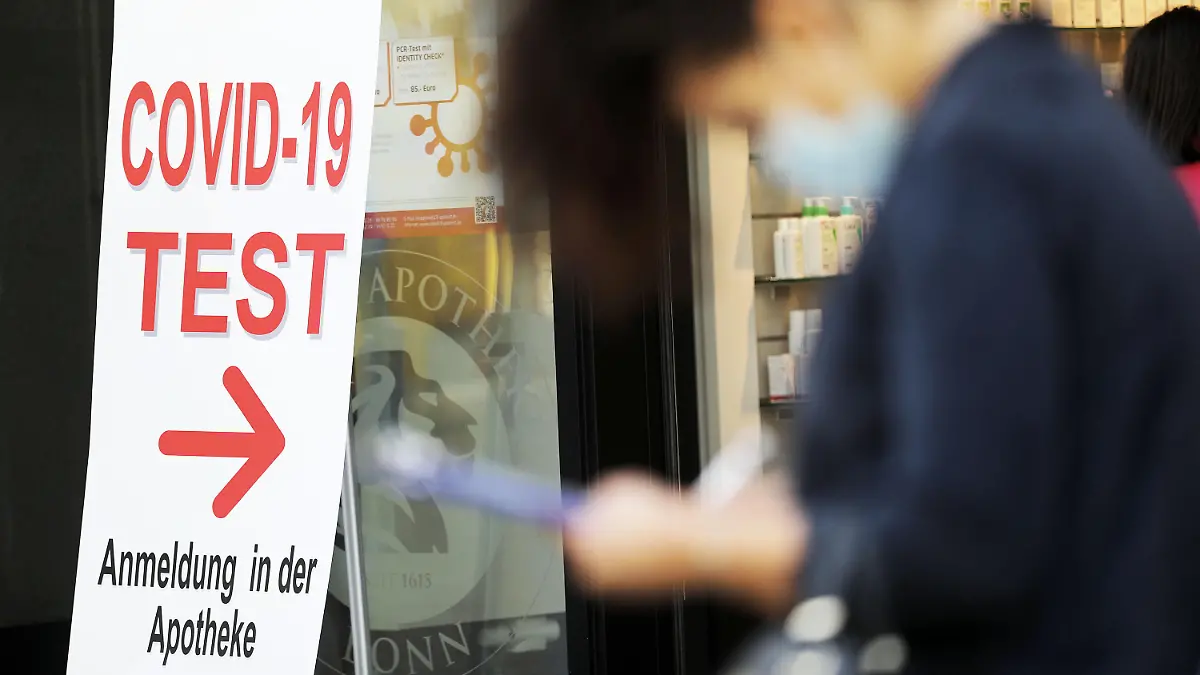 ARCHIV - 01.04.2021, Nordrhein-Westfalen, Bonn: Eine Frau füllt vor einer Apotheke ein Formular für einen Covid-19-Test aus. Wegen sinkender Nachfrage nach Corona-Tests wollen Deutschlands Apotheken ihr Angebot einschränken. (Zu dpa «Verband: Viele Apotheken wollen Testangebot zurückfahren») Foto: Oliver Berg/dpa +++ dpa-Bildfunk +++