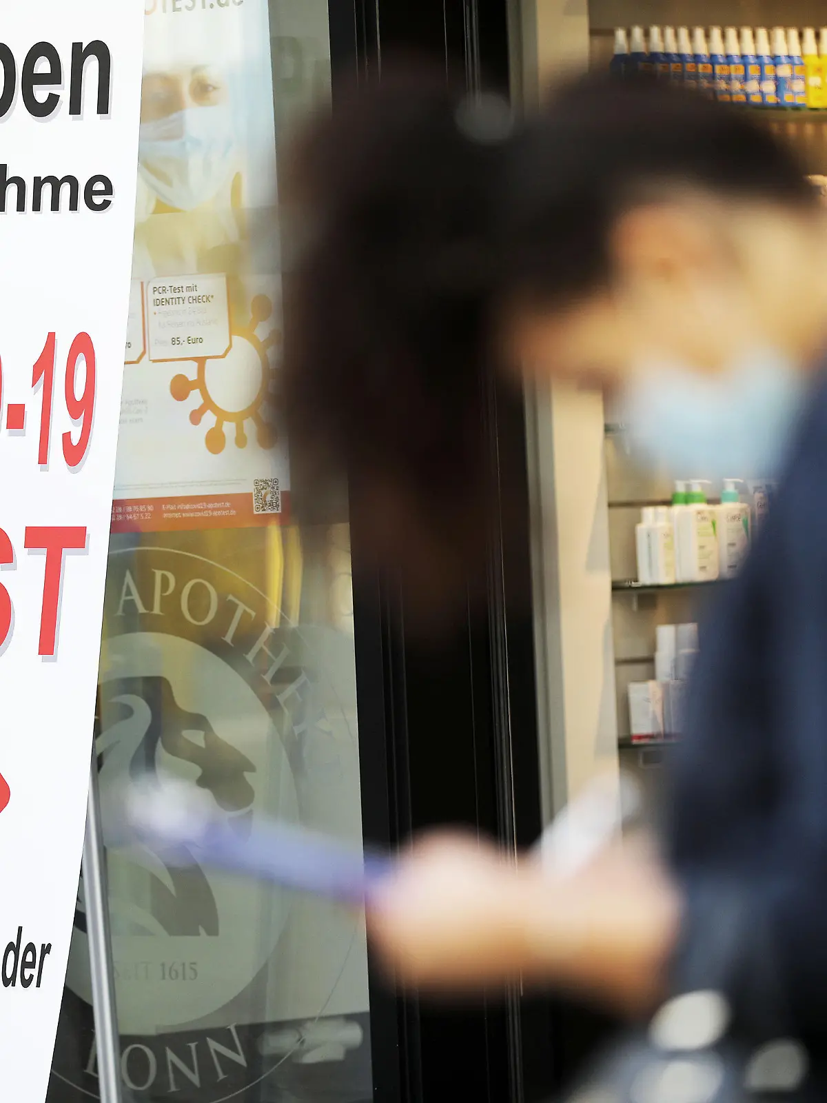 ARCHIV - 01.04.2021, Nordrhein-Westfalen, Bonn: Eine Frau füllt vor einer Apotheke ein Formular für einen Covid-19-Test aus. Wegen sinkender Nachfrage nach Corona-Tests wollen Deutschlands Apotheken ihr Angebot einschränken. (Zu dpa «Verband: Viele Apotheken wollen Testangebot zurückfahren») Foto: Oliver Berg/dpa +++ dpa-Bildfunk +++